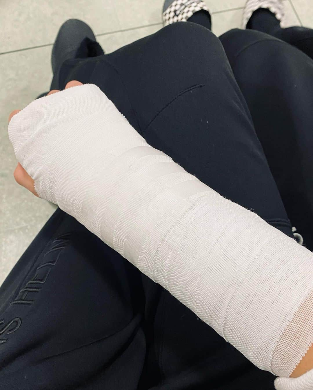 MiChiさんのインスタグラム写真 - (MiChiInstagram)「The first very first time I went snowboarding was like 17 hrs ago in Switzerland, and I ended up in a car crash on the way home and went straight to the hospital. The second time (this past weekend), I ended up with a fractured arm  just 2 hrs into my lesson... and went straight to the hospital. 😂 I know the Third time is going to be great!! Can’t wait to go again!! 😍🙌. Still enjoyed climbing and getting some nature therapy 🙏✨ Thank you for all your sweet messages on my stories🖤🖤 (It took me so long to type this with my left hand. Lol) . 初めてスノボーに行ったのが１７年のスイス。帰り道に事故にあって山道で車がひっくり返って病院。人生２回目のスノボー(先週) は、着いて２時間後に右腕骨折。。で、そのまま病院😅 3度目はきっと最高なはず！！笑笑　 また治ったら早く行きたい‼︎ 🤍🤍🤍 初日にやっちゃってちょっと(だいぶw) 落ちたけど、切り替えて山登りしたり森の中に座って森林浴✨ 暫く絵も描けないし、ギターも弾けないけどきっとなんか新しい発見があるはず‼︎  Gotta Stay Positive やな🙌🙌 みんなストーリーズで沢山メッセージくれてありがとうね❤️ 大丈夫だからね☺️. . #thirdtimelucky#3度目の正直#shithappens #snowboarding#snow#snowymountains#naturetherapy#gentemwomens#gentemstick#スノボー#やっちゃった ♡」1月25日 9時06分 - michimadness