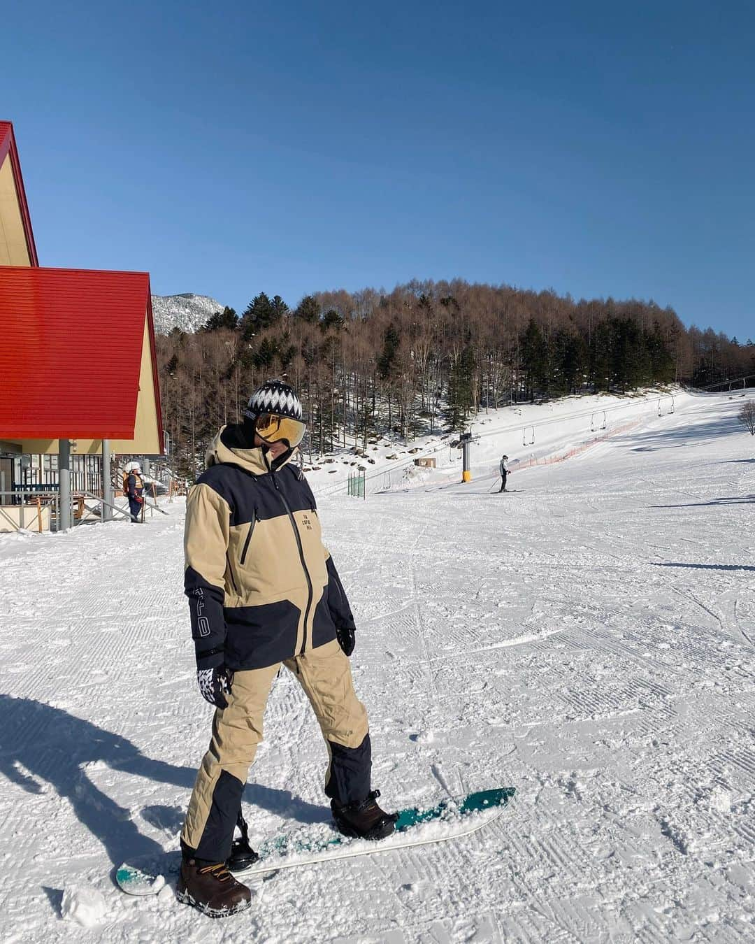 MiChiさんのインスタグラム写真 - (MiChiInstagram)「The first very first time I went snowboarding was like 17 hrs ago in Switzerland, and I ended up in a car crash on the way home and went straight to the hospital. The second time (this past weekend), I ended up with a fractured arm  just 2 hrs into my lesson... and went straight to the hospital. 😂 I know the Third time is going to be great!! Can’t wait to go again!! 😍🙌. Still enjoyed climbing and getting some nature therapy 🙏✨ Thank you for all your sweet messages on my stories🖤🖤 (It took me so long to type this with my left hand. Lol) . 初めてスノボーに行ったのが１７年のスイス。帰り道に事故にあって山道で車がひっくり返って病院。人生２回目のスノボー(先週) は、着いて２時間後に右腕骨折。。で、そのまま病院😅 3度目はきっと最高なはず！！笑笑　 また治ったら早く行きたい‼︎ 🤍🤍🤍 初日にやっちゃってちょっと(だいぶw) 落ちたけど、切り替えて山登りしたり森の中に座って森林浴✨ 暫く絵も描けないし、ギターも弾けないけどきっとなんか新しい発見があるはず‼︎  Gotta Stay Positive やな🙌🙌 みんなストーリーズで沢山メッセージくれてありがとうね❤️ 大丈夫だからね☺️. . #thirdtimelucky#3度目の正直#shithappens #snowboarding#snow#snowymountains#naturetherapy#gentemwomens#gentemstick#スノボー#やっちゃった ♡」1月25日 9時06分 - michimadness