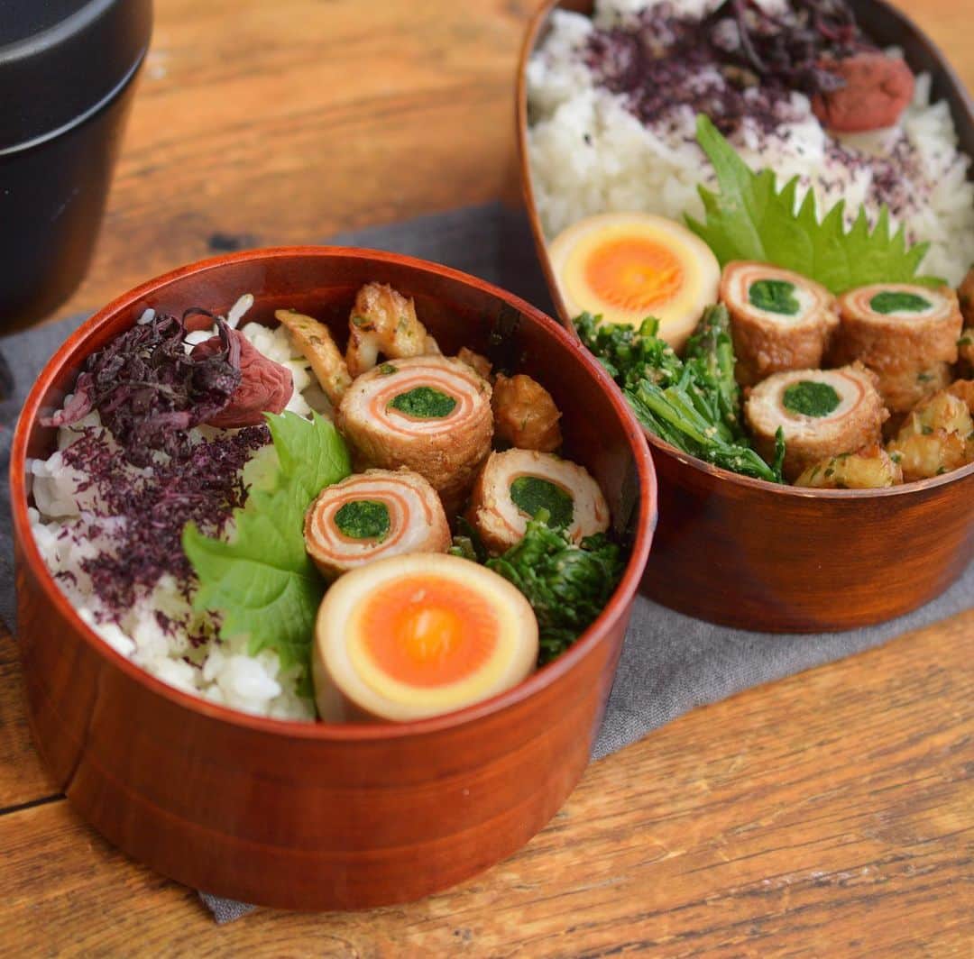 yukiyoのインスタグラム：「2021.1.25* ・ 今日のお弁当 ・ 梅干しゆかりご飯 味玉 肉巻き 竹輪炒め 春菊ごま和え スープ付き ・ ピーラーで薄く切った人参を レンチン30秒で柔らかくし 肉巻きに使ってみました。 ・ ぐるぐるが可愛い笑 もっとたくさん巻き込めば良かった。 ・ #お弁当 #obento #bento #lunch #lunchbox #onthetable #japanesefood #暮らし #曲げわっぱ #lin_stagrammer #ロカリ #おうちごはんLover #マカロニメイト #IGersJP #フーディーテーブル」