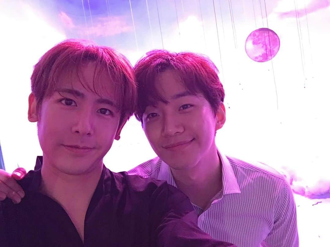 ニックン（2PM）のインスタグラム：「@le2jh 생축브로! 우리 투샷 사진 너무 없어서 찾느라 10년이 지났네.. ㅋㅋ 행복하고 건강하고 꼭 부자돼!!」