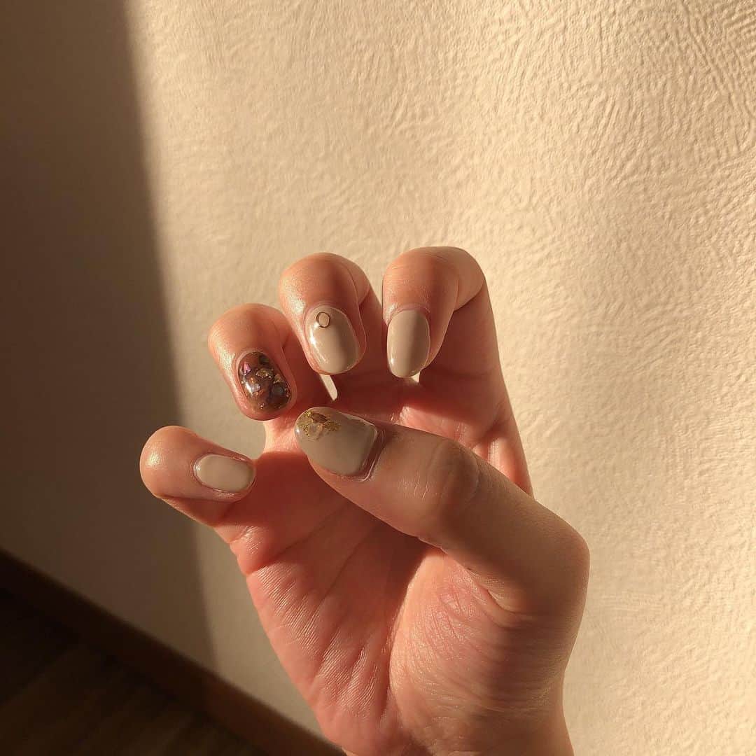 横山紗弓さんのインスタグラム写真 - (横山紗弓Instagram)「ㅤㅤ 今回は、上品に💎 薬指は、重ねて重ねて 丁寧に仕上げてくださいました♡ #unnails #福岡サロン #福岡ネイル #ジェルネイル」1月25日 9時14分 - 1129sym