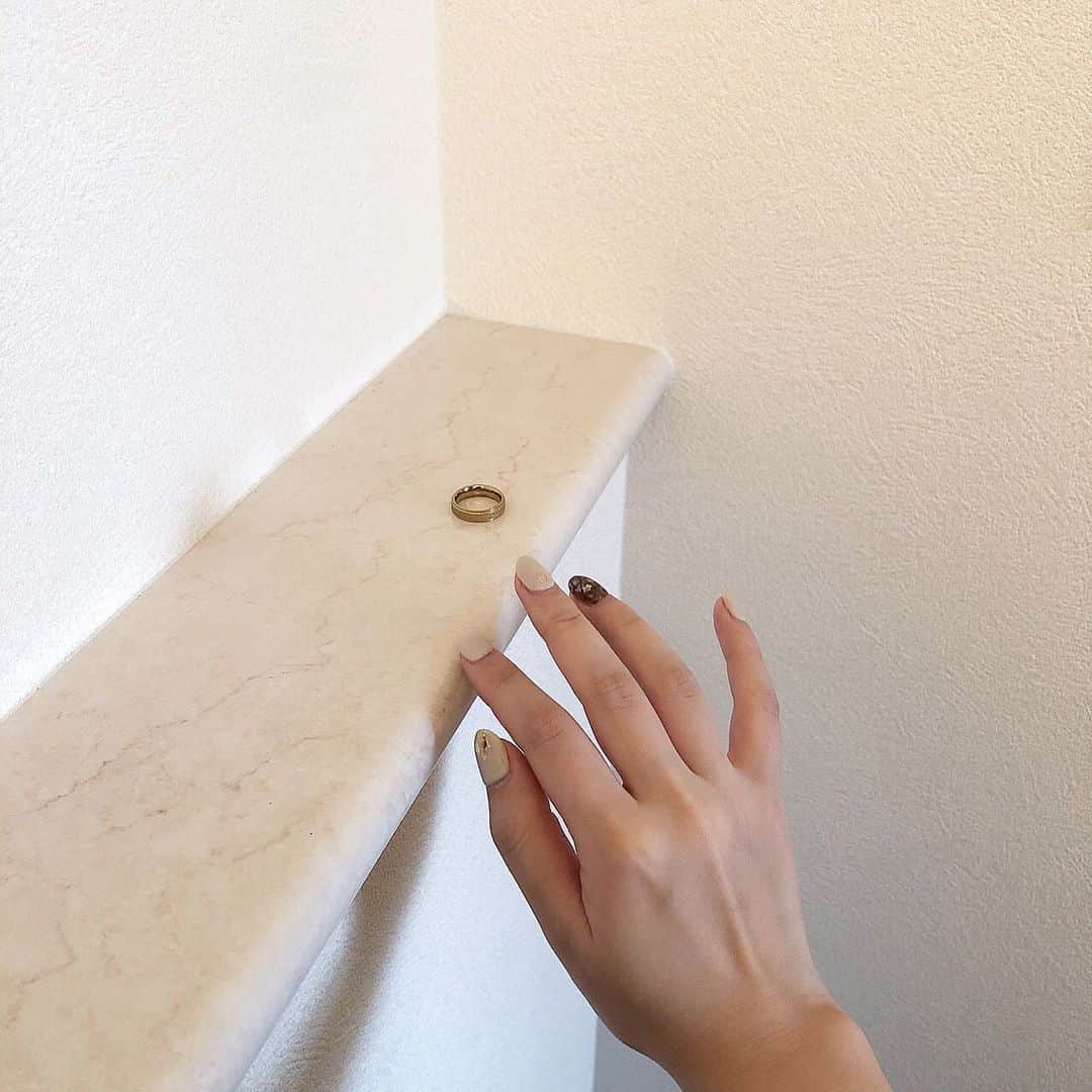 横山紗弓さんのインスタグラム写真 - (横山紗弓Instagram)「ㅤㅤ 今回は、上品に💎 薬指は、重ねて重ねて 丁寧に仕上げてくださいました♡ #unnails #福岡サロン #福岡ネイル #ジェルネイル」1月25日 9時14分 - 1129sym