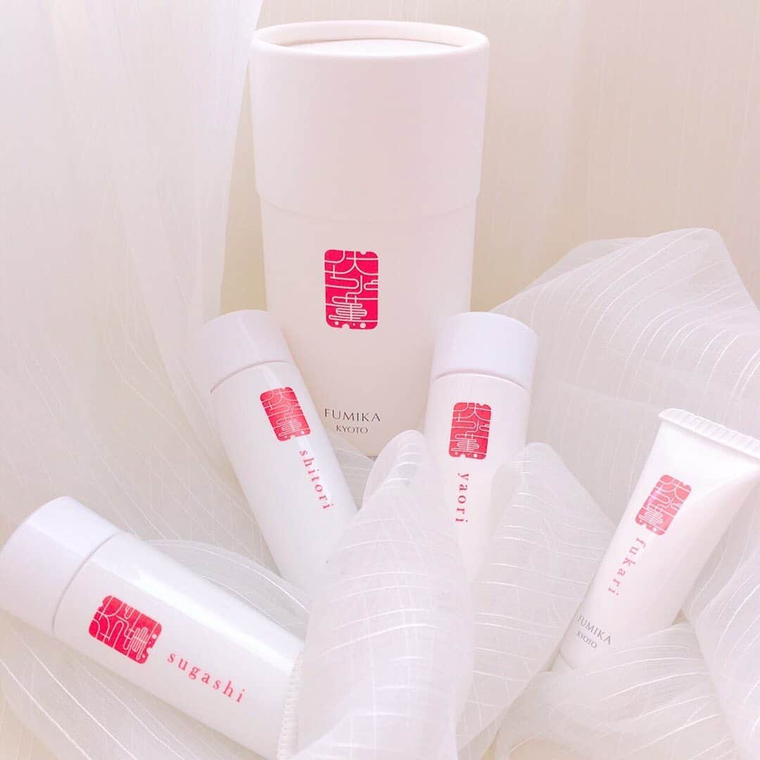 のインスタグラム：「、 、 🌸京から、肌咲く。🌸 FUMIKA30秒スキンケアセミナー 、 #fumika_kyoto55 次は深いシワ。 もう字のごとく深いんです。 表皮だけじゃなく真皮までいっちゃってるくらい深く落ち込んでしまっており、大ジワとも呼ばれます。 、 目👀の下のくぼみやおでこにはっきりと現れ、化粧水、乳液、保湿クリーム、美容液などで保湿💧しても悲しいかな・・・😭。 もとに戻りにくいシワです。 、 これは、真皮にあるコラーゲン、エラスチン、ヒアルロン酸が少なっくなっていたり、ダメージを受けているからです。 このタイプは、現在のところヒアルロン酸注入などで目立たなくするしか方法がありません。(T_T) 、 他人から「このシワ、大ジワだろ？」って言われたら、せめて「小ジワだよ！」って言いたいです。 、 #fumika_kyoto #スキンケア #美肌ケア #肌ケア #肌荒れ #ナチュラルコスメ #オーガニックコスメ #クレンジング #洗顔 #化粧水 #乳液 #美容液 #敏感肌 #乾燥肌 #美容 #美意識 #化粧 #ビューティー #基礎化粧品 #京野菜 #エステ #京都 #伏見 #日本酒 #kyoto #japanesecosmetics #skincareproduct」