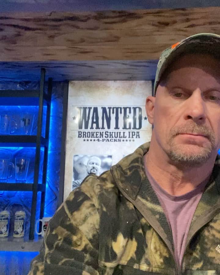 ストーン・コールド・スティーブ・オースチンのインスタグラム：「Drinking ice cold beer listening to @codyjinks music. Tune in tomorrow night to  #StraightUpSteve Austin on @usa_network 11/10C. My guest is the one and only @tiffanyhaddish. Tiffany is electrifying, charismatic, and funny as hell. She has overcome all odds to be one of the hottest properties in all of Hollywood. Join us for an incredible day.  #straightupsteveaustin  #tiffanyhaddish」