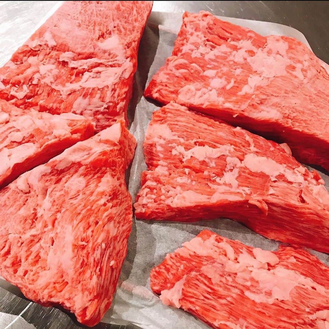 のインスタグラム：「おはよう御座います。 吟難波店でございます。  本日は「カイノミ」  バラの一部でヒレ肉の 近くにある部位。 とても柔らかく 脂も程よく入っており 牛肉本来の旨味を味わえます。  貝の形をしているため この名がついたとされている。 一頭の牛から左右一対の ブロックしか取れない 非常に希少な部分  ⭐️ランチ営業26日〜⭐️  :豆腐サラダ :コシヒカリ :椀物 :香の物 :小鉢 :焼き贅沢3種盛 :デザート 1800円(税別)  ⭐️17日〜限定イベント⭐️ 16時〜17時までのネット予約 一休限定百合コース10000円(税別) 何と30%off今だけ  緊急事態宣言のため Open　16時00分 close  20時00分 アルコールラスト　19時00分 コースラスト　18時00分  またお昼のご要望や テイクアウトなども 承っております。 何なりとお申し付け下さいませ。  ※菫コース以上 プレモル、角ハイ、酎ハイ All100円 16時〜18時までの ネットご予約のみ！  〒542-0076 大阪府大阪市中央区難波1-8-16 NAMBA HIPS 10F TEL 06-6214-1131 17:00〜20:00 (緊急事態宣言の為)  またテイクアウトも 絶賛好評中です。 お早めのご予約を  #難波 #肉 #吟 #なんば #尾崎牛 #難波駅 #駅チカ　 #テイクアウト #弁当　 #大阪難波　 #夜景　 #なんばHIPS　 #ヒップス #個室 #ワイン #スパークリング #記念日 #誕生日 #肉好きな人と繋がりたい #カップル席 #大阪グルメ #難波グルメ #難波ディナー #難波クーポン」
