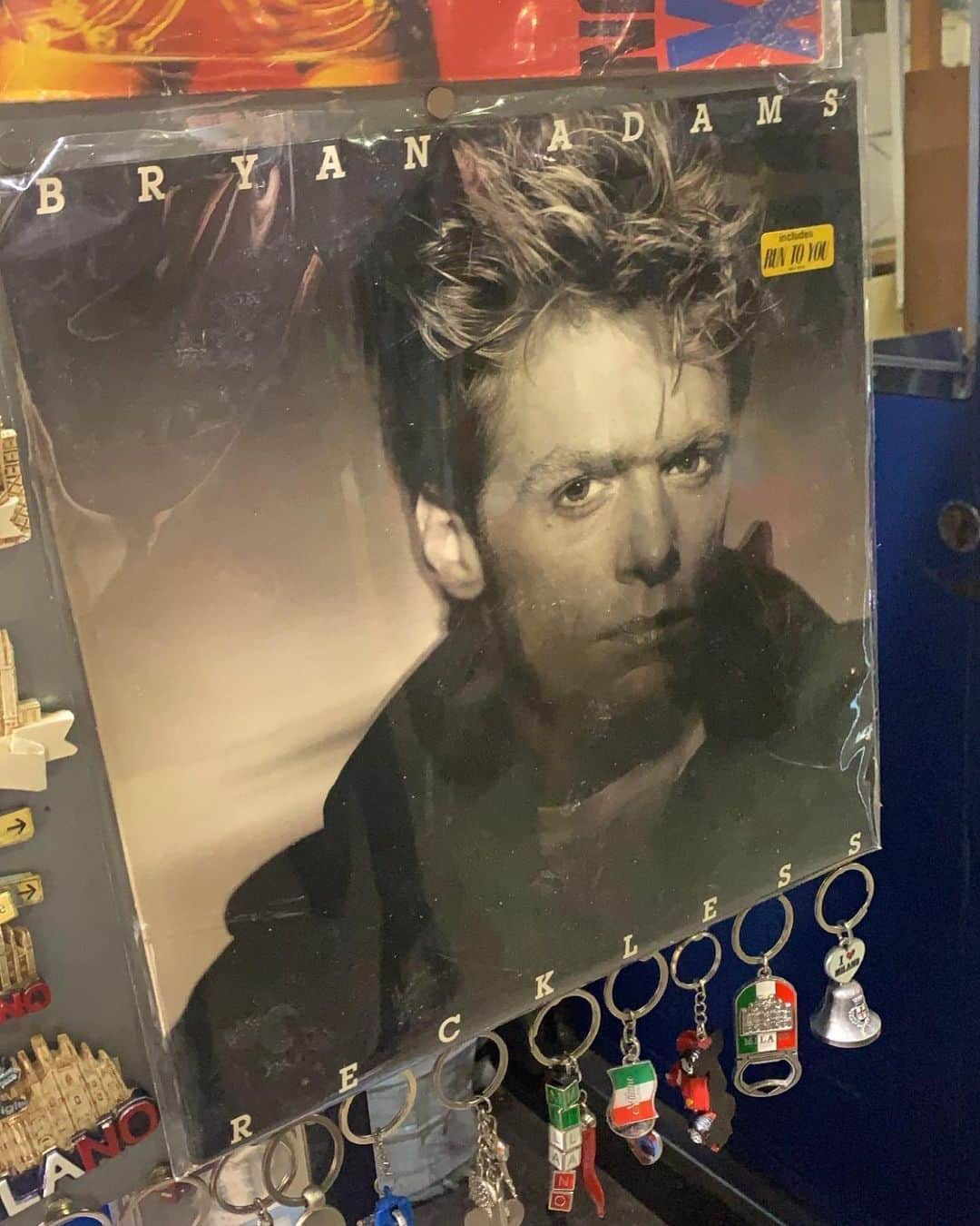 ブライアン・アダムスのインスタグラム：「Reckless in Milan, choose a key chain! #bryanadamsreckless」