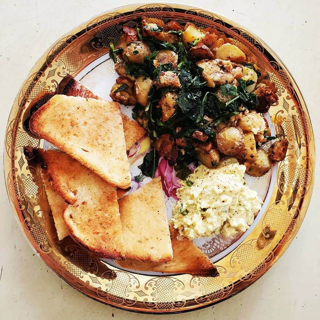 ガソリングラマーさんのインスタグラム写真 - (ガソリングラマーInstagram)「PLANT BASED BACON PEPPER JACK CHEESE KALE COUNTRY POTATOES + BUTTER TOAST & EGG SALAD #GASOLINEKITCHEN 🥔🧀🌶🥓🧈🌿🍞🍳 BABY CREAMER POTATOES  @miyokoscreamery #oatmilk #butter #pepperjack cheese #vegancheese #VEGANBUTTER  @thrillingfoods #bacon #veganbacon  @theculturedkitchen garlic herb #betterbuttah @mountainroseherbs black pepper + kiawe smoked salt  @edible.alchemy #mushroomseasoning @heartlandbreadco #grandmasperfectwhite #bread  @sprouts organic #lacinatokale  @rabbitholefoods #eggsalad #chickpea #dip #delisalad  #vegan #veganfood #whatveganseat #plantbased #vegetarian #VEGANGOOD #vegansofig #veganfoodie #foodie #plantbased #plantbasedfood #plantbasedfoodie @gasolineglamour #gasolineglamour  @gtfoitsvegan  #gtfoitsvegan」1月25日 9時28分 - gasolineglamour