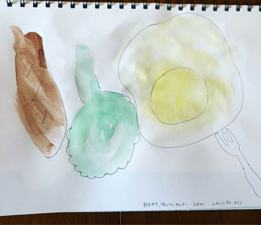 中越典子さんのインスタグラム写真 - (中越典子Instagram)「おはようございます！  昨日は朝雨だったので、家で初めて絵の具🎨を使ってお絵描きしてみました！ 私と息子の共作、目玉焼きとブロッコリーとウインナー。です。 目玉焼きが食べられなかったので、うずらの卵で子供用目玉焼きを作ったら食べてくれるようになりました👍  #絵の具 #お絵描き #朝食メニュー #うずらのたまご #ブロッコリー #ウインナー」1月25日 9時35分 - nakagoshi_noriko.official