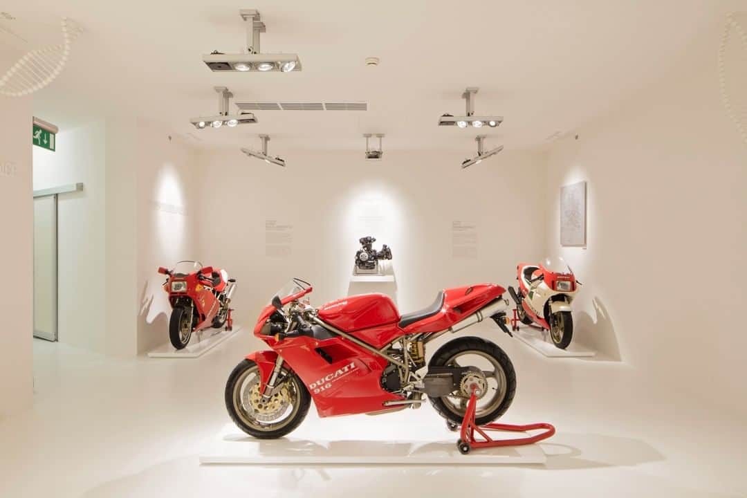 Ducati Japanさんのインスタグラム写真 - (Ducati JapanInstagram)「ドゥカティの歴史を知りたいすべてのファンの方々のために、PC、スマートフォン、タブレットからアクセスできるドゥカティ・ミュージアムのガイド付きバーチャル・ツアー「オンライン・ジャーニー」に参加してみませんか。  このツアーは、実際のドゥカティ・ミュージアムに展示される数多くのモーターサイクルを見学しながら、ドゥカティ体験を楽しみ、その歴史を知りたいと考えている、すべてのモーターサイクル・ファンの方々を対象としています。参加者は、ツアー中にQ&Aシステムを利用して、ガイドと対話することも可能です。   また昨年12月22日から、ハイパフォーマンスなモーターサイクルの基本的要素として、エアロダイナミクスがいかに重要であるのかを分かりやすく解説する「スピードの解剖学」も新たにコンテンツに加わりました。  ツアーは週に4回。イタリア語版は木曜日および日曜日の午前11時(中央ヨーロッパ標準時、日本時間の木曜日および日曜日の午後7時)、英語版は火曜日の午前11時(米国東部標準時、日本時間の水曜日の午前1時)と土曜日の午前3時(米国東部標準時、日本時間の土曜日の午後5時)行われています。  ドゥカティブランドの輝かしい魅力的な歴史についての知識を深めるまたとない機会です。ぜひともお申し込み下さい。  ドゥカティ・ミュージアム「オンライン・ジャーニー」の詳細は、プロフィール( @ducatijapan )のリンクより「Ducati Museum Online Journey」をご覧ください。  #ドゥカティいいじゃん #ドゥカティミュージアム #DucatiMuseum #OnlineJourney #バイク #バイクのある生活 #バイクのある風景 #motorcycle #bike #ツーリング」1月25日 9時42分 - ducatijapan