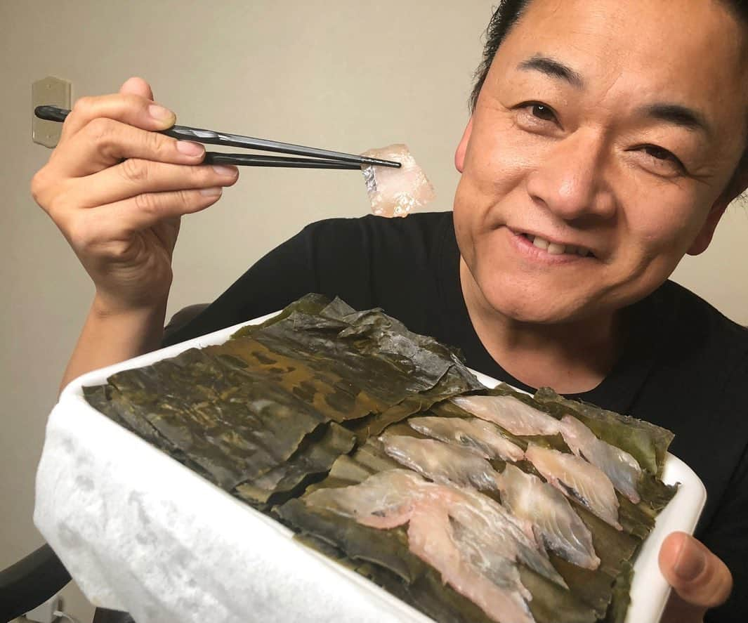 北川大介さんのインスタグラム写真 - (北川大介Instagram)「おはよう！ クイズの答えー 富山名物の昆布〆です！ 昆布はわかっても、ちょっと難しかったかな？ 美味しい昆布で締めた美味しいお魚をいただきました〜😋 美味しいもの同士なんだから美味しいに決まってるよね！ 絶対美味しいとは思っていたけど、食べたらこれがまた想像以上に美味‼️ 魚は🐟ブリとマグロです。 贅沢でしょー✌🏻 実は初めて食べました(^^) 行っていないのに富山に旅行をした気分♪お食事は料亭にてって感じ〜(^^)美味しい昆布〆、ごちそうさまでした。 富山に行ったらまた食べたいと思います。 江戸時代に北海道から昆布やにしんなどの魚介類を積んで大阪を目指した北前船。 「昆布ロード」の中継地に富山があったことから名物になったそうです。 だから昆布の名産地ではない富山で、昆布の食事文化が栄えたんだって！ そういえば、富山の名物に昆布巻蒲鉾とかもあるよね！他にはどんな昆布シリーズがあるのかな？  人生、喜怒哀楽…色々あるから生き甲斐もあります。 暗闇から出たあとの光は一段と眩しく輝いて見えるよね。 哀の次には楽が来る！ 皆さんが晴れやかな顔で過ごせますように(^^)北川大介から元気を送ります！イエーイ‼️ ・ ・ #クイズ #富山 #名物 #昆布〆 #昆布料理 #北川大介 #星空のツイスト #YouTube #だいちゃんねる #えくぼ #八重歯 #リーゼント #イエーイ #顔晴ろう #一生青春 #早くコロナが収束しますように」1月25日 9時38分 - kitagawadaisuke_official