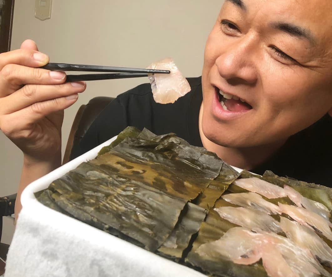 北川大介さんのインスタグラム写真 - (北川大介Instagram)「おはよう！ クイズの答えー 富山名物の昆布〆です！ 昆布はわかっても、ちょっと難しかったかな？ 美味しい昆布で締めた美味しいお魚をいただきました〜😋 美味しいもの同士なんだから美味しいに決まってるよね！ 絶対美味しいとは思っていたけど、食べたらこれがまた想像以上に美味‼️ 魚は🐟ブリとマグロです。 贅沢でしょー✌🏻 実は初めて食べました(^^) 行っていないのに富山に旅行をした気分♪お食事は料亭にてって感じ〜(^^)美味しい昆布〆、ごちそうさまでした。 富山に行ったらまた食べたいと思います。 江戸時代に北海道から昆布やにしんなどの魚介類を積んで大阪を目指した北前船。 「昆布ロード」の中継地に富山があったことから名物になったそうです。 だから昆布の名産地ではない富山で、昆布の食事文化が栄えたんだって！ そういえば、富山の名物に昆布巻蒲鉾とかもあるよね！他にはどんな昆布シリーズがあるのかな？  人生、喜怒哀楽…色々あるから生き甲斐もあります。 暗闇から出たあとの光は一段と眩しく輝いて見えるよね。 哀の次には楽が来る！ 皆さんが晴れやかな顔で過ごせますように(^^)北川大介から元気を送ります！イエーイ‼️ ・ ・ #クイズ #富山 #名物 #昆布〆 #昆布料理 #北川大介 #星空のツイスト #YouTube #だいちゃんねる #えくぼ #八重歯 #リーゼント #イエーイ #顔晴ろう #一生青春 #早くコロナが収束しますように」1月25日 9時38分 - kitagawadaisuke_official