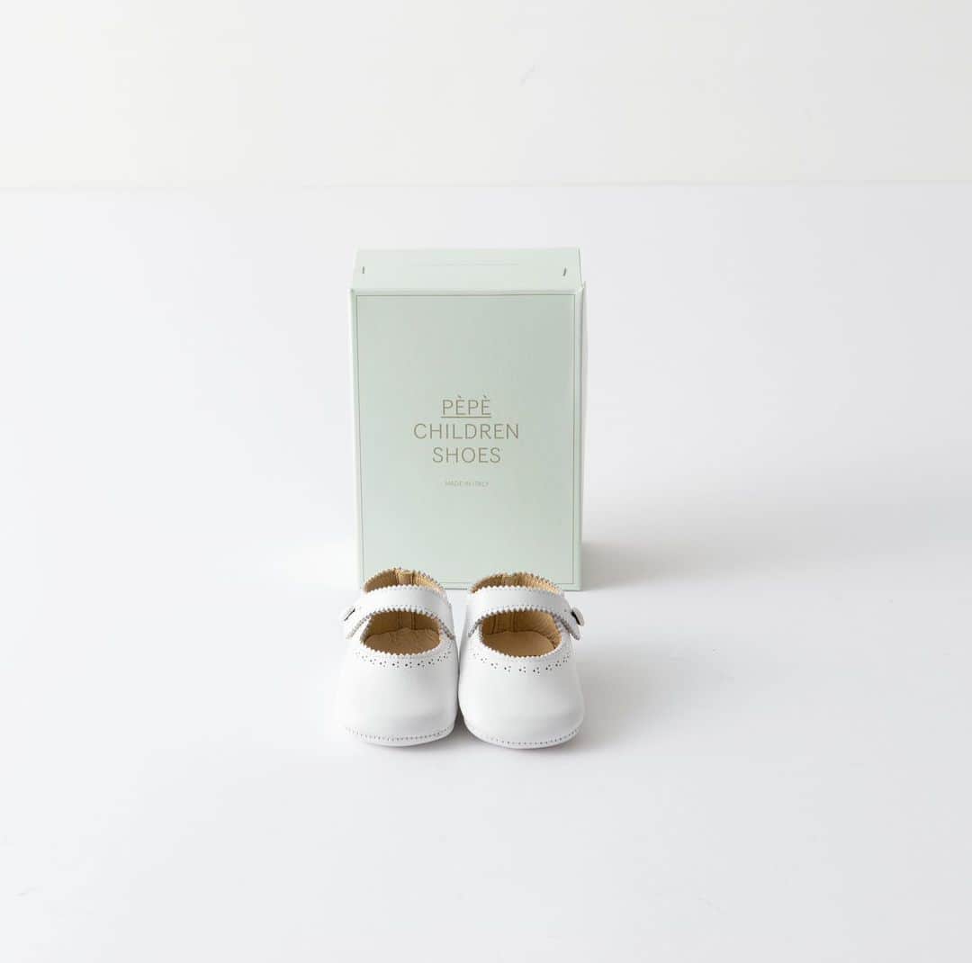 のインスタグラム：「pepe _ First shoes ヨーロッパでは、まだ歩き始める前に ファーストシューズを履かせます。 生まれて初めて履かせるシューズには 『これから歩み始めるベビーへのおまもり』 としての意味がこめられているのだそう。 ．  @lilietnene プロフィールリンクより リリエネネWEBサイトへ  よろしければご購入されたお客さまは #lilietnene のタグづけをして投稿して 頂ければ嬉しいです！  パリのこどもたちとのライフスタイル、 情報を発信する @lilietnene_paris もぜひご覧ください。 ．  #pepechildrenshoes #ペペ #firstshoes #ファーストシューズ #イタリアの子供靴ブランド #lilietnene #リリエネネ #babyfashion #kidsfashion #paris #出産祝い #gift #キッズセレクトショップ #キッズファッション女の子 #ベビーファッション女の子 #女の子のママ」