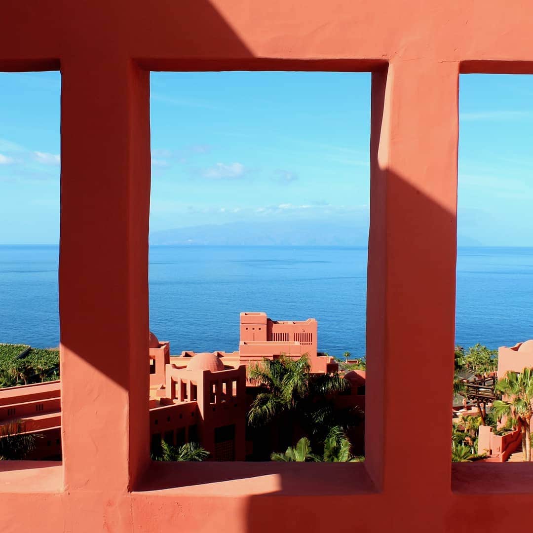 リッツ・カールトンのインスタグラム：「Warm terracotta frames a picturesque ocean escape at The Ritz-Carlton, #Abama.」