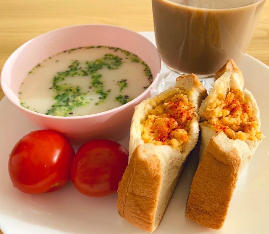 のインスタグラム：「おはようございます(๑′ᴗ‵๑)✨ 朝ごはんは…🍴 アイスカフェオレ☕️ブロッコリーチーズスープ🥦トマト🍅自家製スパイスポテトサラダのポケットサンド🥪 です💖 1週間の始まりがこんなに良いお天気だなんて❣️ 最高ですね〜👍🌞  #おはようございます #朝ごはん #はまひーモーニング #神戸 #良い月曜日を」