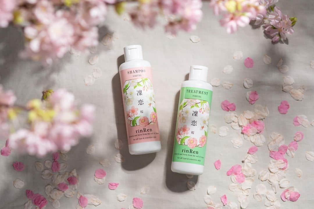 BbyE's official accountのインスタグラム：「_ 冬の乾燥によるかゆみやフケの発生や、 春へ向けて急激に増加する、紫外線による頭皮へのダメージ。  春先は、乾燥による髪のパサつきや、静電気による髪の広がりなど 頭皮と毛髪のトラブルが起きやすい時期です。  国産植物の恵みと地産地消にこだわったヘアケアブランド「凜恋」から、 そんな時期にぴったりな春季限定のシャンプー・トリートメント “桜“が数量限定で新発売となりました🌸  𓇬  リンレン サクラのシャンプー・トリートメントは、頭皮環境を整え、キューティクル を補修する「四国産ソメイヨシノ葉エキス」を始め、「神奈川県産里桜エキス」・「愛媛県産ヨウコウ桜花エキス」・「岩手県産八重桜花酵母エキス」・「大島桜花エキス」の5種の桜エキスを配合。   また、「山形県産セイヨウミザクラ果実エキス」「新潟県産ハス花エキス」「新潟県産シャクヤクエキス」「北海道産ハマナスエキス「三重県産米発酵液 」の国産花由来エキスと植物由来成分を配合し、 桜が美しく咲き誇る春へ向けて、冬の乾燥による毛髪のダメージ補修と、春に起こりやすい頭皮の揺らぎをホリスティックにケア。 しっとりまとまる、軽やかな髪へ導きます✨✨  𓇬  春風をまとうような、華やかで軽やかな香りは、 桜の香気成分も配合した天然アロマ100%。  女性の揺らぎにアプロー チすると言われる、フェンネル・ゼラニウム・イランイランなどをブレンド。繊細な気持ちを包み込み、やさしく寄り添ってくれます🌸  𓇬  〈製品概要〉 リンレン レメディアル シャンプー・トリートメント 桜 各200mL/セット価格¥2,600+税 ※セット販売のみとなります。  〈発売店舗〉 ●シンシア・ガーデン　直営店 ●ロフト* ●東急ハンズ* ●アミング* ※一部店舗を除く 現在シンシア・ガーデンWEBSHOPでの販売はございません。通販ご希望の場合は直営店での電話注文にてお願いいたします。03−5775ー7370  〈不使用成分 〉 ×鉱物油 ×シリコン ×パラベン ×石油系界面活性剤 ×合成香料 ×合成着色料 ×動物性原料  𓇬  #凜恋　#リンレン　#rinren #エシカルヘアケア　#ナチュラルコスメ #BbyE #ビーバイイー #natural #植物とともに歩む暮らし」