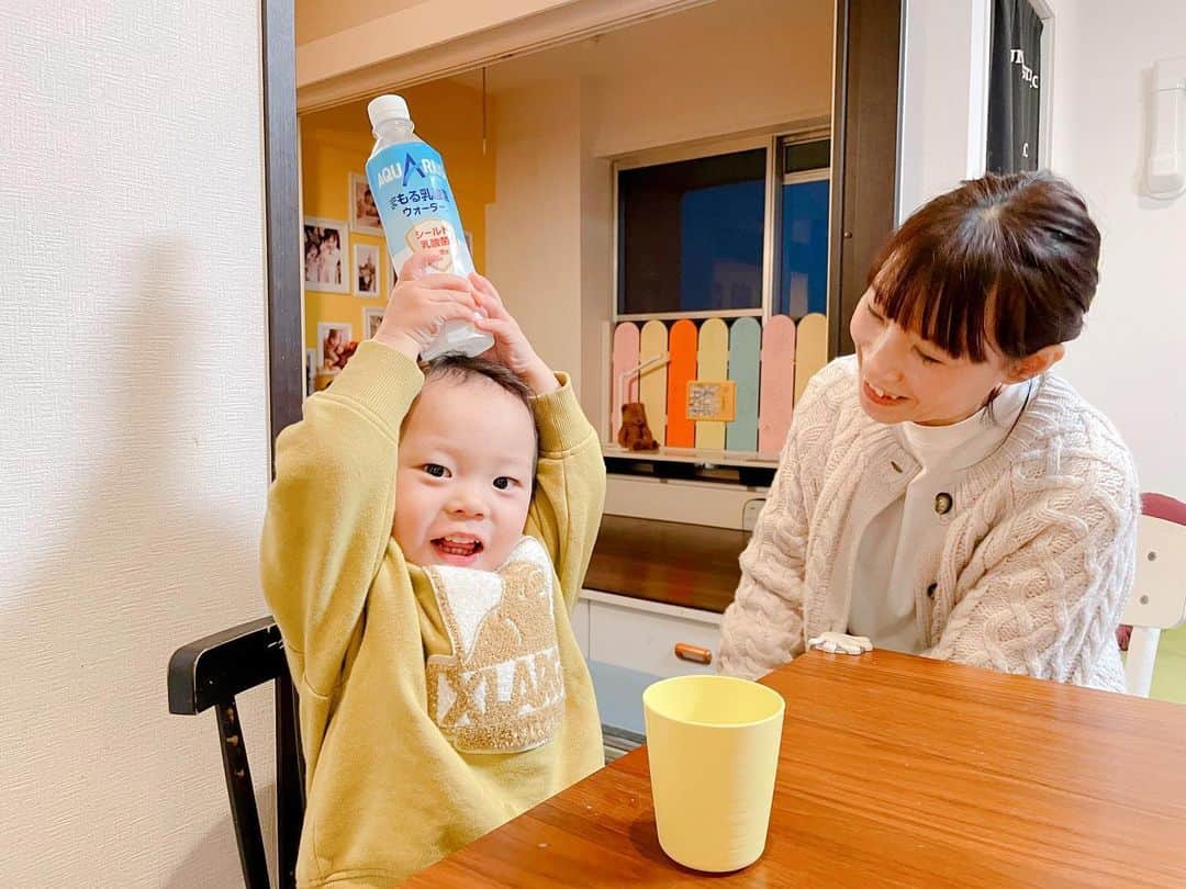 江原千鶴（エハラチヅル）さんのインスタグラム写真 - (江原千鶴（エハラチヅル）Instagram)「学校から帰ってきて、手洗いとうがいをした後に、シールド乳酸菌入りのアクエリアスを飲んでいいよーと言ったら大喜び❤️ ・ 大事な季節のアクエリアス まもる乳酸菌ウォーター‼️  ・ さっぱりと飲みやすい味で、ジュース感覚でおいしく、家族の健康維持に繋がるなら嬉しいですねー😊🥤・ ・ #エハラ4姉弟 #10歳 #8歳 #5歳 #2歳 #アクエリアス #まもる乳酸菌ウォーター #PR #ロカリ #LOCARI」1月25日 10時00分 - eharachizuru