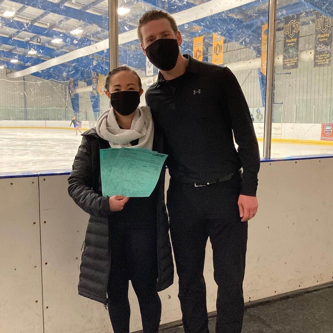ブルックリー・ハンのインスタグラム：「Finnstep ✅ Next 💁🏻‍♀️  If only it was that easy.   Back in 2013, when I was competing at my first Four Conts someone made a little doodle on the ice dance whiteboard saying “Please No Finnstep.” At the time I thought it was cute, but I didn’t really get it. Now that little cartoon speaks to my soul (swipe to see).  This dance has pushed me and forced me to grow in ways I never expected. It has been a massive challenge and I have worked harder on this dance than I ever intended to work in my little retirement ice dance adventure. But with all of that in mind, it feels so good to have checked it off the list.   A huge thank you to @sk8jackie and the @okcfigureskating for having us. Really appreciate it!」