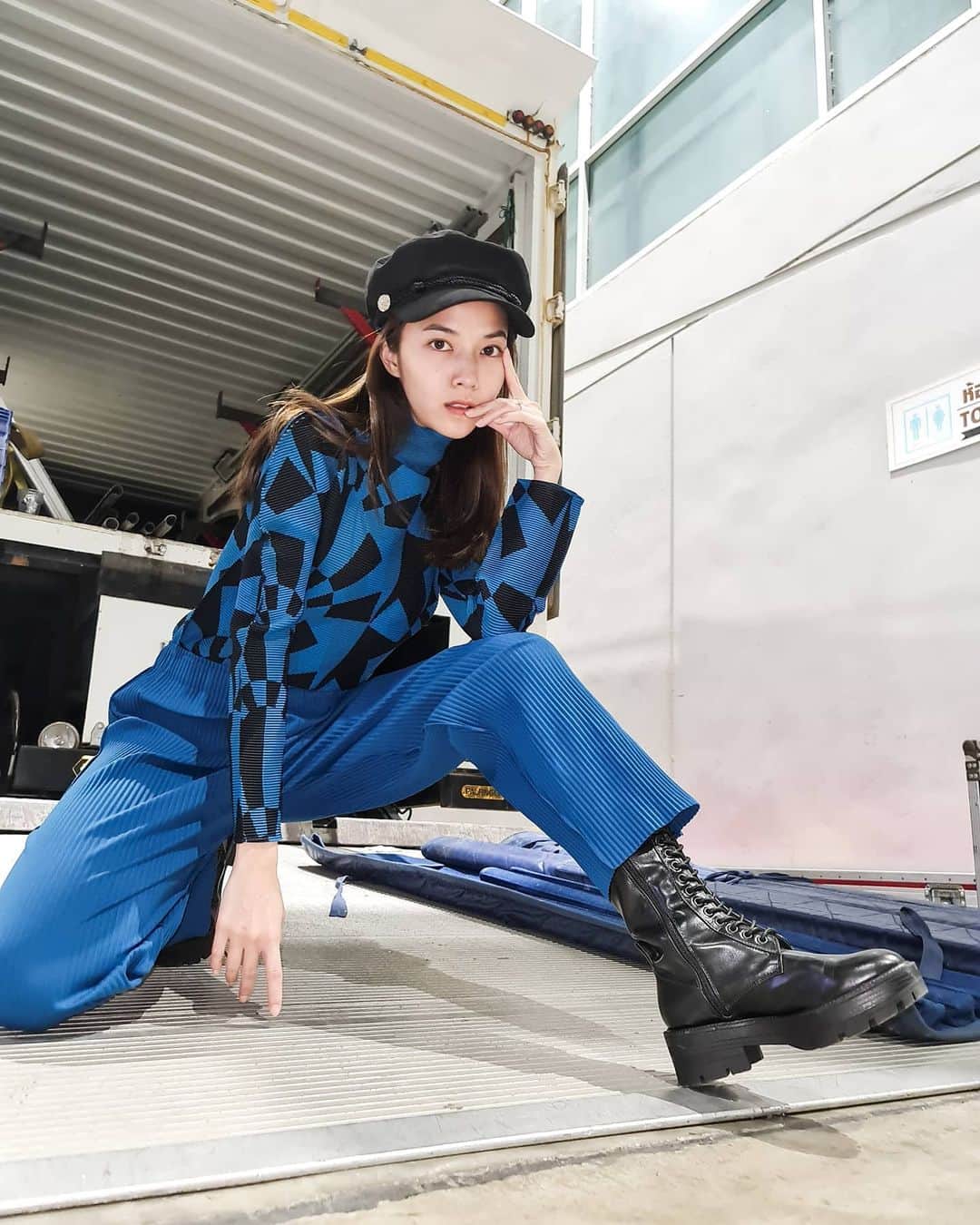 バイトゥーイ・ズワピットのインスタグラム：「ทำเก๊กแต่เช้า... มอนิ่งฮะ😎💙 . #club21thailand #meisseymiyaketh」