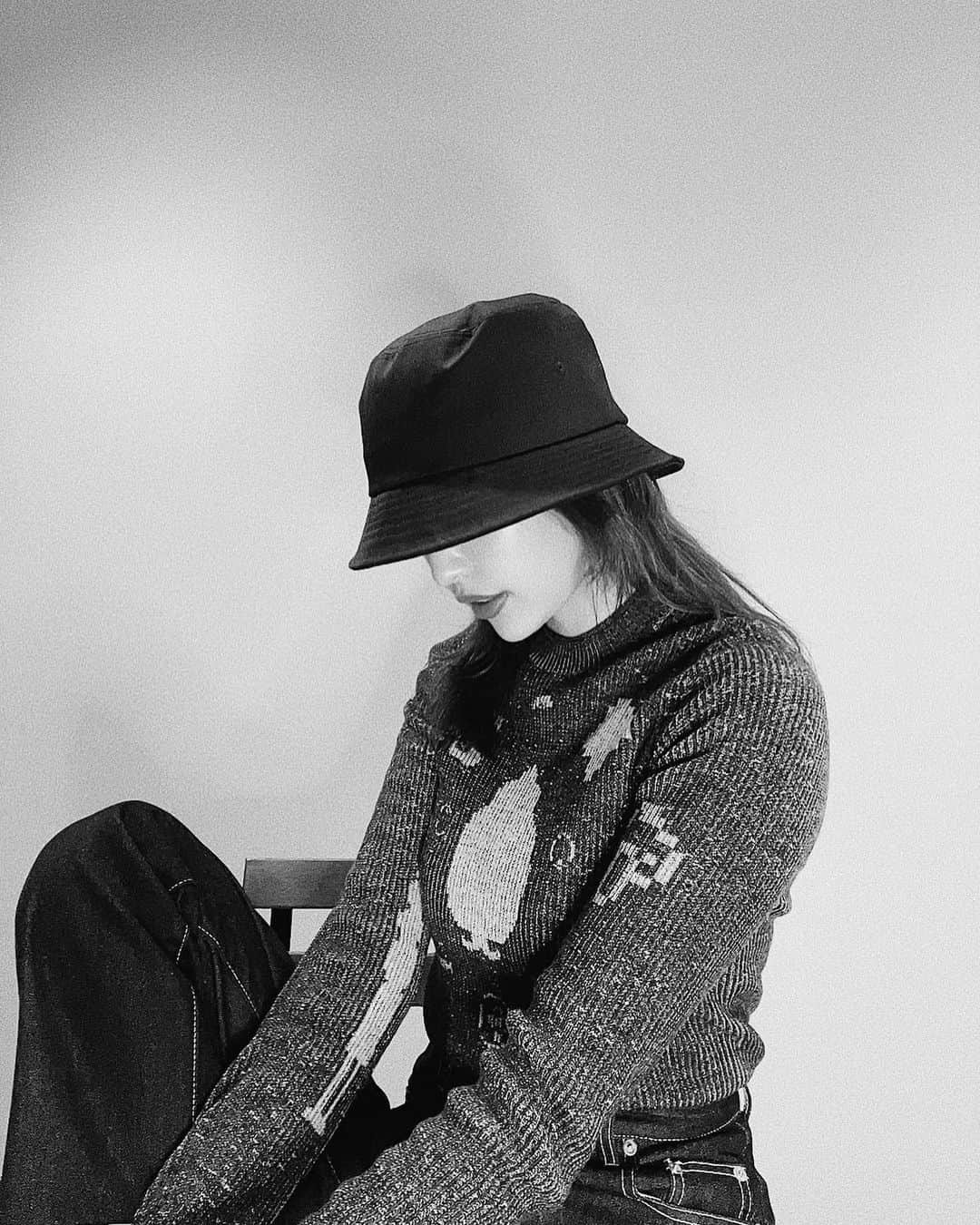 のインスタグラム：「#ootd  最近はだぼっとレイヤードを楽しむ服が多かったんだけど、スッキリした @jnby_japan  のニットは1枚でも主役になる♡ ブラックデニムとの相性◎ 2021年1月20日に1周年を迎えた新しいブランド♪  #Supported #JNBY #JNBYJP #JNBYJAPAN #きょこ #ファッション #fashion」