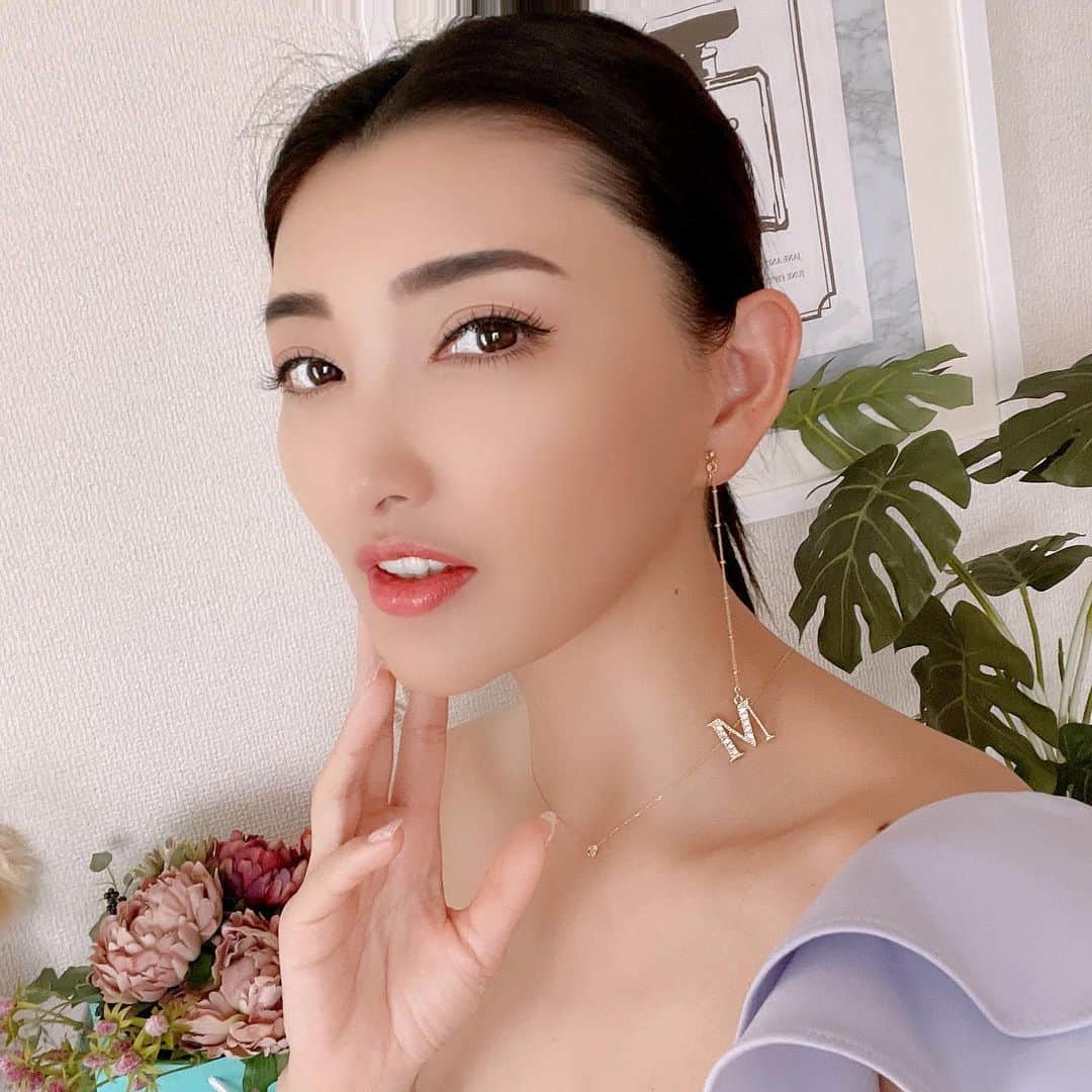 マキろんのインスタグラム：「junory/junoryさんの オーダーイヤリング✨ ・ マキろんだから Mのモチーフをつけてもらった❣️ (ドMだからってわけでゎない🙏) #山内智恵#マキろん#japanesegirl  #ファッション#fashion #可愛い#ありがとう#大好き #follow#ootd#earrings #handmedejewelry  #イヤリング#ピアス#オーダー #M」