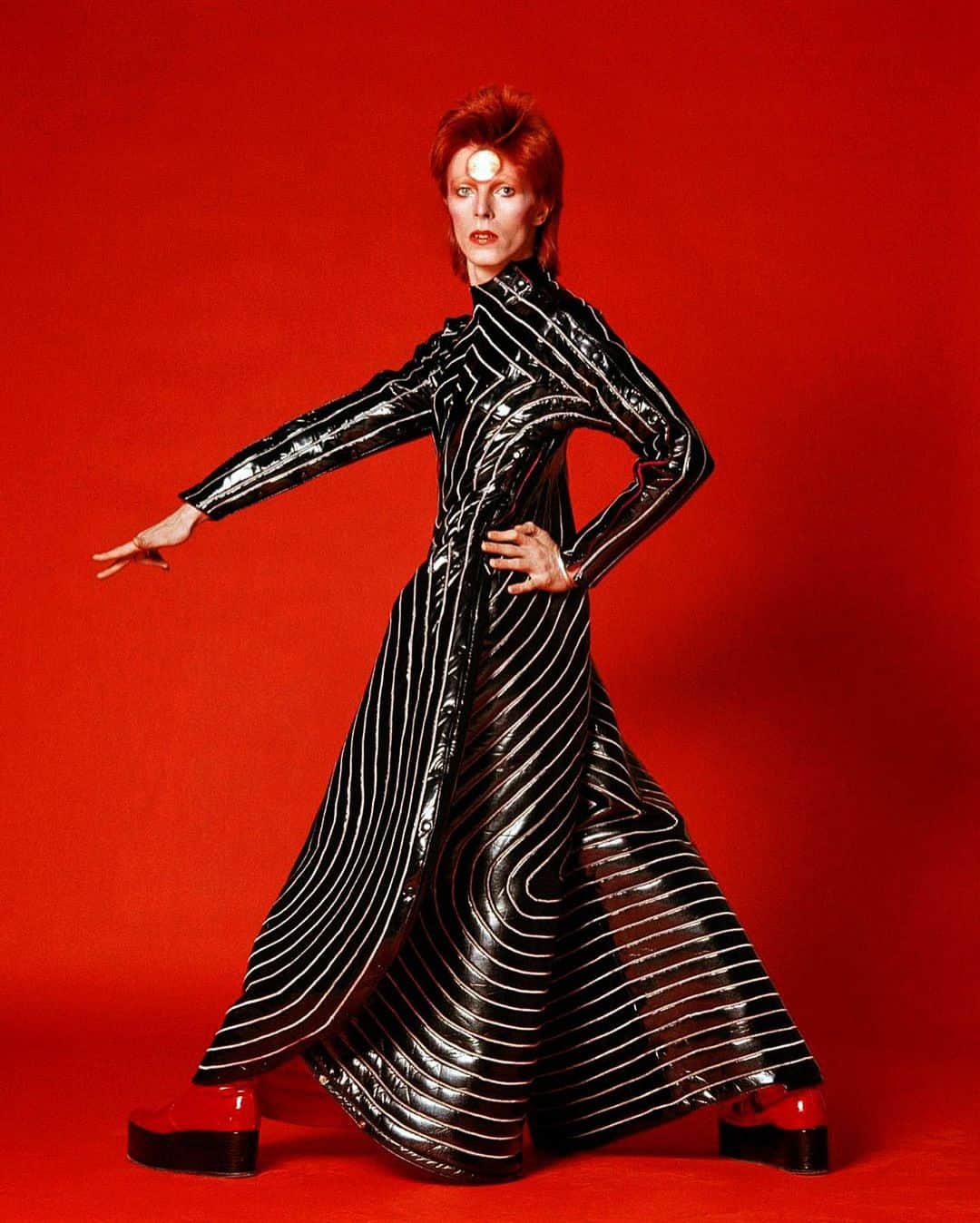 デヴィッド・ボウイさんのインスタグラム写真 - (デヴィッド・ボウイInstagram)「DAILY BOWIE THING – Day 79  “Sake and strange divine…”  On Thursday 5th April 1973, David Bowie and travelling companion, Geoff MacCormack, docked at Yokohama in Japan aboard the SS Oronsay. Slide #1 in our slideshow was taken during a press conference at Imperial Hotel, Tokyo, the following day, as were slides #4 & #10, © Koh Hasebe / Shinko Music Archive.  To coincide with David’s 8-date mini tour of Japan (his first in Japan), RCA issued two promotional albums in the shape of the compilation ROCK 'N' ROLL NOW and Aladdin Sane. They are pictured on slide #2 along with a flier for the Tokyo shows and a press advert.   Brian Ward’s 1972 Ziggy 'Droog' picture was prominent on the albums and in the associated advertising, along with his Ziggy 'hi-kick' photograph which had graced the front of RCA’s 1972 re-issue of The Man Who Sold The World.  Japanese journalists were given a beautiful press kit housed in the paper envelope pictured on slide #3. The kit contained folded versions of the two colour posters (behind David in slide #4), featuring shots taken by Masayoshi Sukita. The two black & white 10x8 promo photos on slide #5 utilising the same shots were also in the press kit.   The live shot from the tour on slide #6 features in Bowie and Sukita’s incredible Speed Of Life book, issued by Genesis Publications in 2012, as does the photo taken in February 1973, at RCA Studios in New York, on slide #7. One of the colour posters also featured a shot from this session.   Slide #8 is the cover of an A4, 28-page, promo booklet included in the press kit. We’re not sure if this was available commercially on the tour too, though there was also a lavish official Japanese colour tour programme. Anybody out there know?   The single-sided leaflet on slide #9 was contained in the kit as were several pages of tour itineraries and other information.   As you've no doubt guessed, this press kit is very rare and just never shows up these days, though the booklet on slide #8 does turn up every now and again.  #DailyBowieThing  #BowiePressKit  #BowiePromoPhotos  #BowieJapan」1月25日 10時04分 - davidbowie