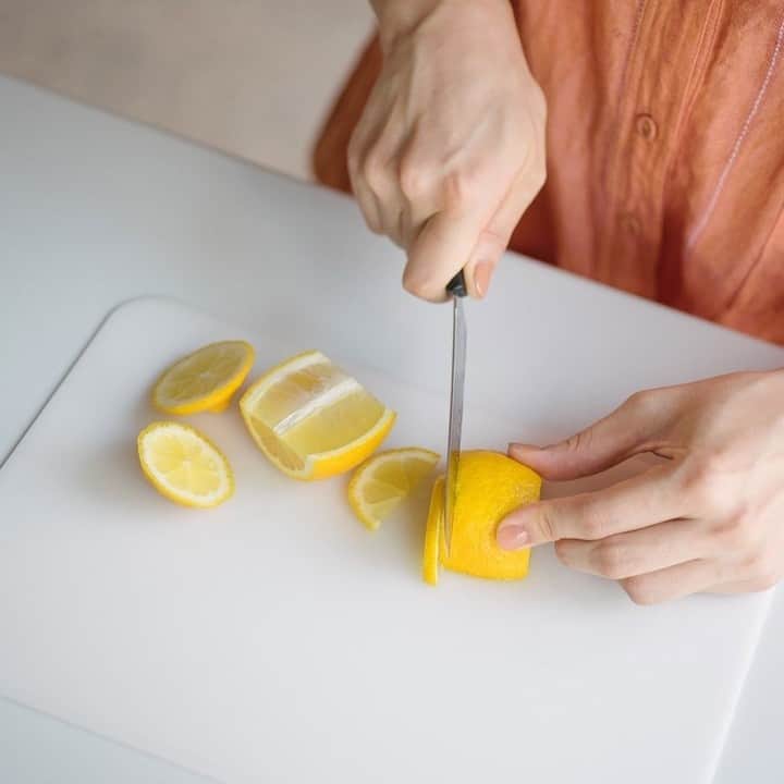 Komerco-コメルコ-さんのインスタグラム写真 - (Komerco-コメルコ-Instagram)「. 毎日の腸活に。 お手軽酵素シロップ🍋  瀬戸田レモンと三七味噌の米麹、グラニュー糖のみを使用して作る酵素シロップです。  作り方はとても簡単！ 付属のレシピ通りにレモンを切って、材料を容器に詰めたら 1日1回スプーンでかき混ぜて2週間後に完成✨  素手で混ぜる必要もありません。  濾したあとのレモンは米麹とともに煮込んでジャムに🎶 無駄が出ないのも嬉しいですね。  ぜひ一度ご賞味ください😊  ------------------------------- 三七味噌／米麹と瀬戸田レモンの手作り酵素シロップセット https://komer.co/products/IMCYTyFQBhYhIVk0t3ZM  ▷こちらの作品はKomercoアプリとWebサイトでクリエイターから直接ご購入いただけます。 ホーム画面の検索窓で「酵素シロップ」と検索してください🔎  ▷Web版はプロフィールリンクから📲 @komerco_official  ▷iOS版アプリのダウンロードはAppStoreにて「Komerco」または「コメルコ」と検索🔎 -------------------------------  #komerco #コメルコ #cookpad #クックパッド #komercoごはん #料理をもっと楽しく #おうちごはんを楽しもう #おうちごはん #instafood #foodpic #cookinglove #手しごと #komercoフード #お取り寄せ #お取り寄せグルメ #三七味噌 #福井 #酵素シロップ #酵素 #発酵食品 #発酵 #腸内環境 #酵素ドリンク #レモン #レモンシロップ #手仕事 #手作り #シロップ #米麹 #瀬戸田レモン」1月25日 10時04分 - komerco_official