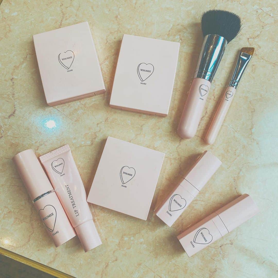 のインスタグラム：「💄 . メイクポーチの中身みてたら ほぼ @whomeeigari だった件 . おうちにもまだあるから、ぜんぶで いくつ持ってるのかな、、 フーミーフリーク🥺💘 . 今度YouTubeでwhomeeだけのメイク動画 あげてみたい！💭(FINAL CUT勉強中) . . #whomee #makeup #cosmetics」