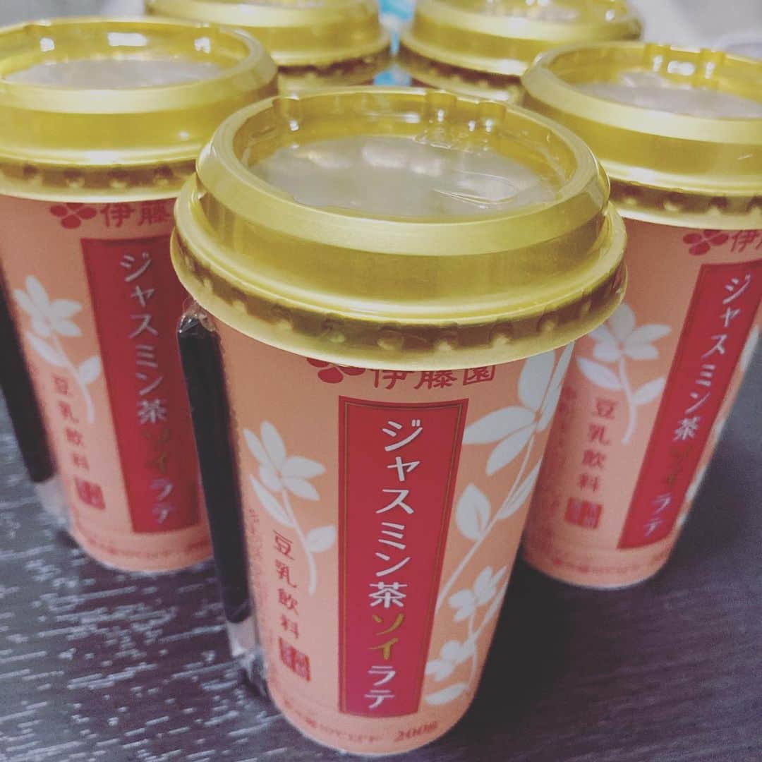 田井弘子さんのインスタグラム写真 - (田井弘子Instagram)「100円！？ 5つで⁉️ ジャスミン茶ソイラテ  棚替えの商品なのか、賞味期限も切れてませんが、格安販売のお店で発見☆  最近気づいたのですが、牛乳好きだけどいつもお腹壊してるので豆乳飲むようになってきました。  なので、ありがたい！ そして、美味しいよ^_^」1月25日 10時17分 - hirokotai