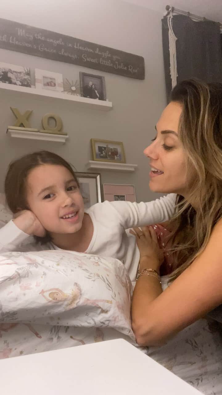 ジャナ・クレイマーのインスタグラム：「Every night before bed we sing this song to the kids.  I wish I could take credit for writing it but that was all Mike when Jolie was a baby. Now we use the same song for Jace too and say his name in it.」