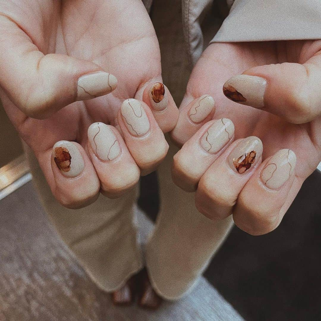 咲月美優さんのインスタグラム写真 - (咲月美優Instagram)「☽ . new nail 🪨🤎 . #砂ジェル #インク #水彩色鉛筆  と、まさにアートなnail🎨 #淡色コーデ にめちゃくちゃよく合う🧸 . おまかせデザイン🤭💕 . . #newnail #nail #nailart  #ネイル #ニュアンスネイル #nailstagram  .」1月25日 10時18分 - s.miyutyyy