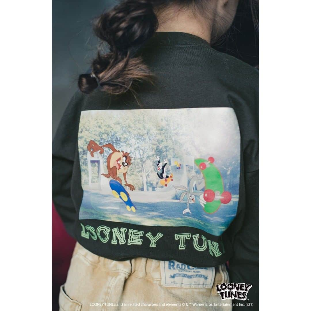 ラッドチャップさんのインスタグラム写真 - (ラッドチャップInstagram)「LOONEY TUNES コレクション  【LOONEY TUNES】スケボーグラフィック長袖Ｔシャツ　 写真とキャラクターのイラストを組み合わせたグラフィックが目をひく長袖Ｔシャツ🌟 背面はキャラクターがスケボーをするイラストを大胆にプリントしました！ 左胸はバッグス・バニーとロゴを組み合わせたワンポイントデザインに☺  ▷41-1105-010 【LOONEY TUNES】スケボーグラフィック長袖Ｔシャツ 税込　2,640円  ▷42-1133-014 カラーケミカルデニムスカート 税込　3,190円  #radchap #ラッドチャップ #子供服 #kids #kidsfashion #fashion #looneytunes #ルーニーテューンズ」1月25日 10時21分 - radchap_official