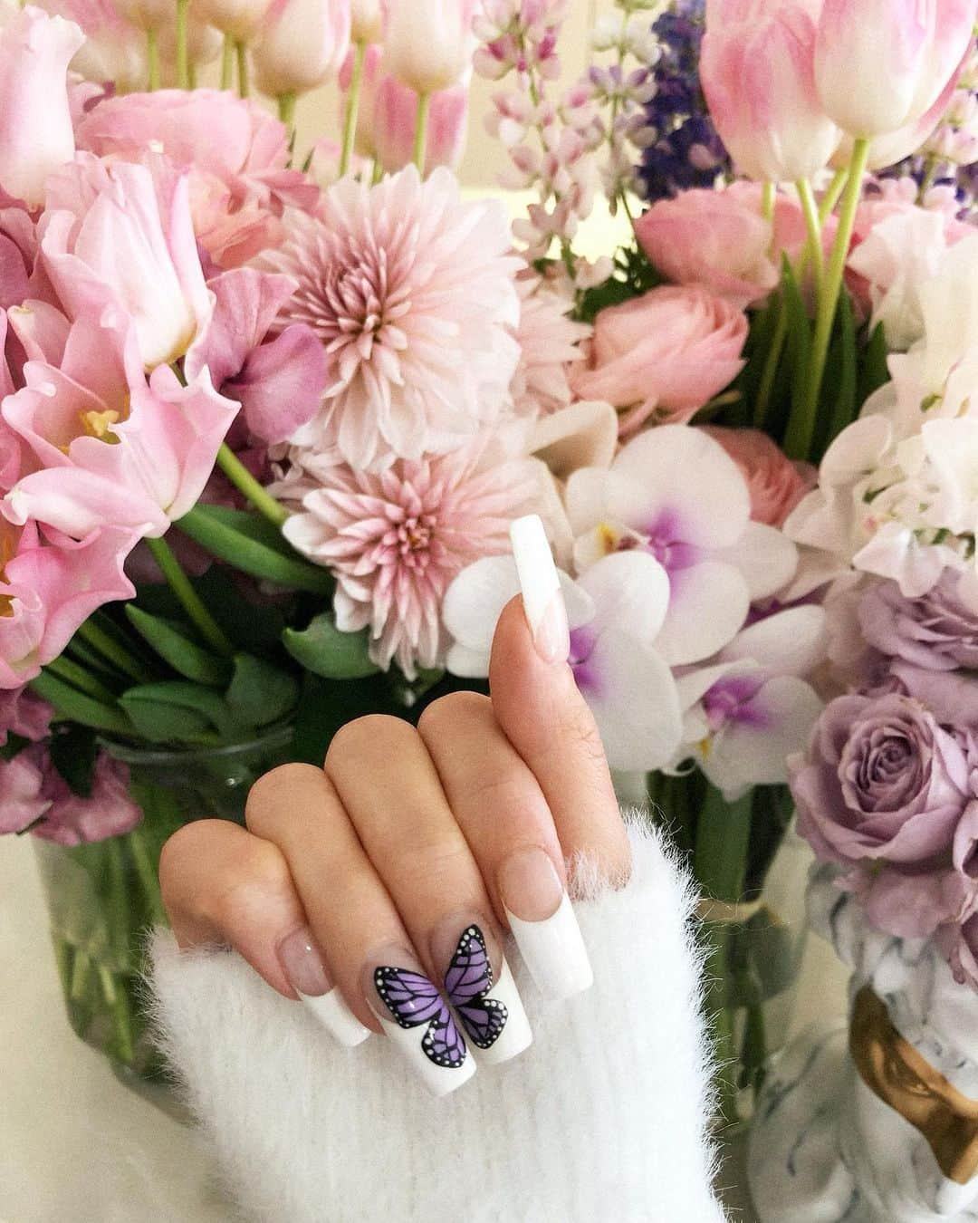 星あやさんのインスタグラム写真 - (星あやInstagram)「Birthday nails🦋　by @_spicenails_  撮影やお誕生日でネイル中しか睡眠がとれない連日でしたが 寝て起きたらお爪にパープルの蝶々が飛んでいました🥺🙏🏼✨ 以前ブルーをお願いして、すごくお気に入りだったので 今回はパッキリフレンチにおてふてふ🦋🦋 目が覚めた瞬間あまりの可愛いさに叫んじゃった✨✨ 爆睡中も仕上がりを安心して任せられちゃう スケさん、本当に有難う御座います💜💜」1月25日 10時21分 - ayastella_