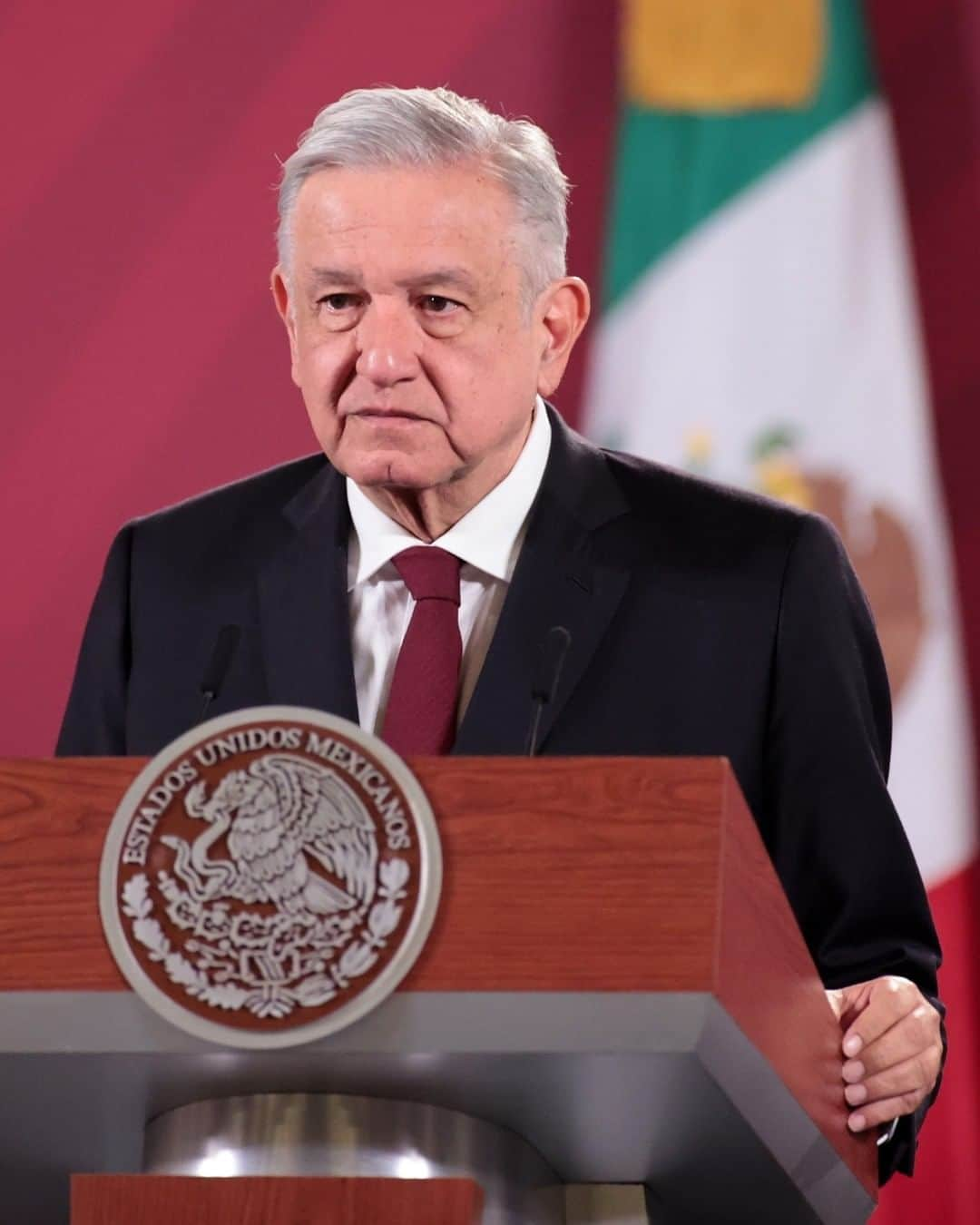 Primer Impactoさんのインスタグラム写真 - (Primer ImpactoInstagram)「El presidente de México, Andrés Manuel López Obrador, anunció este domingo haberse infectado con el coronavirus.  "Los síntomas son leves pero ya estoy en tratamiento médico", escribió el jefe de estado en Twitter. "Como siempre, soy optimista", agregó.  Andrés Manuel López Obrador ha dado de qué hablar por no usa cubrebocas en sitios públicos durante sus eventos políticos y sólo se le ha visto llevarlo cuando viaja en avión.  #AMLO #LopezObrador #AMLOPresidente #Mexico #Positivo #Coronavirus #Covid19  📸 Héctor Vivas/Getty Images.  Más información en el link de nuestra biografía.」1月25日 10時24分 - primerimpacto