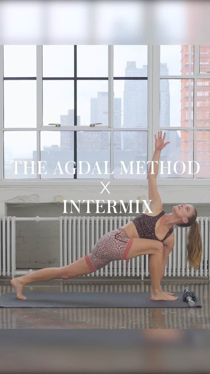 ニーナ・アグダルのインスタグラム：「Last but not least a super (duper!) quick 3-minute tone & sculpt routine. Had so much fun filming these videos with the team @intermixonline ✨ Thank you for having me! 🙏 @theagdalmethod」