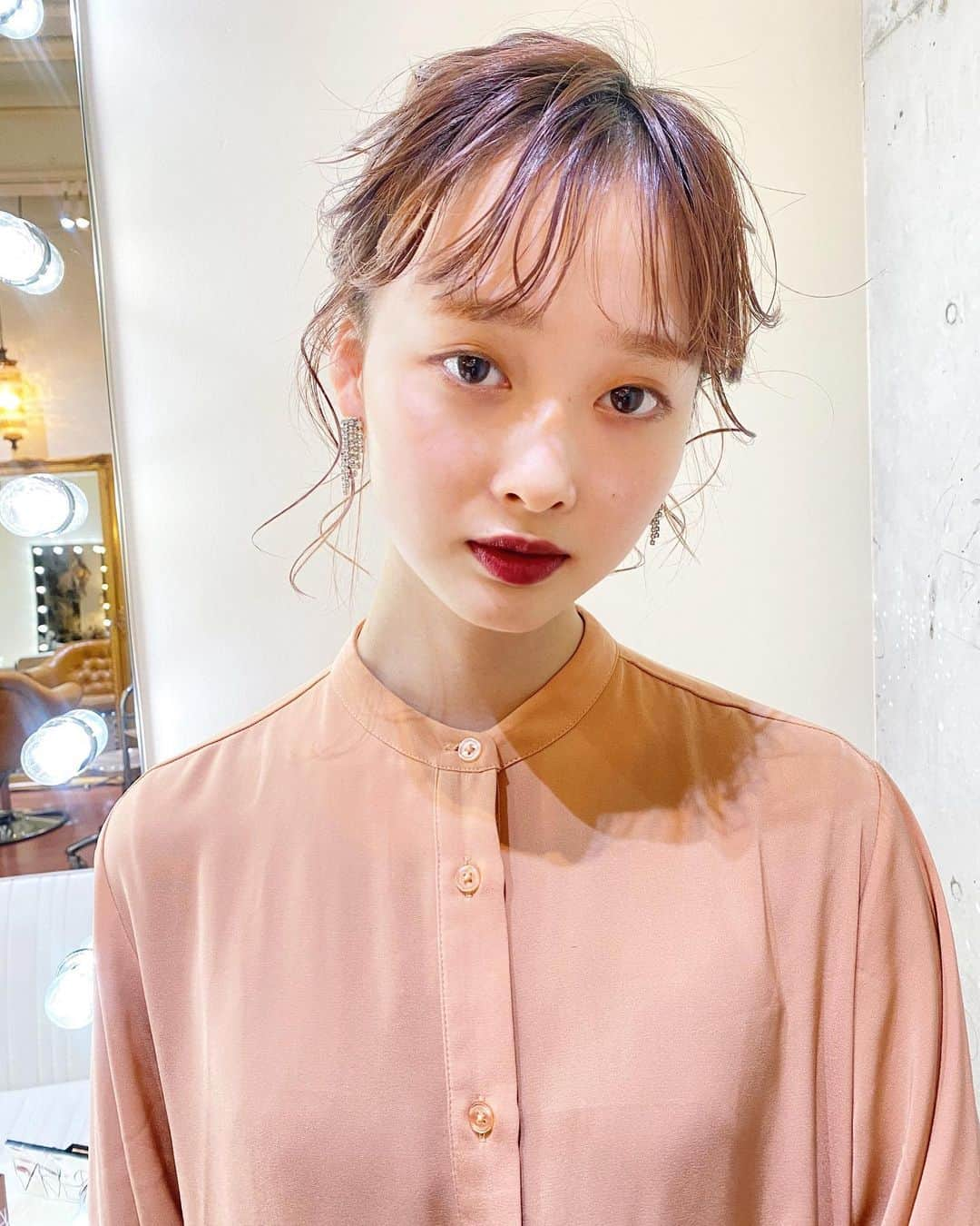 末次尚子さんのインスタグラム写真 - (末次尚子Instagram)「switch staff🤍sakura NARSのNEWリップに合わせてヘアメイク🌹  ブラウン系のリップ付けたことないです😳 と言っていたので挑戦してみたら とてもお似合いよ、、🥺❤️(この色可愛いすぎますね)  マスク生活は続くけど リップひとつで印象が変わる楽しさも 好きな色をのせる嬉しさも やっぱり忘れたくない🤝❤︎  NARSオーデイシャスリップ00696 #switchnao #narscosmetics #narsクローデットコレクション #美しさにルールはない」1月25日 10時27分 - nao_0120