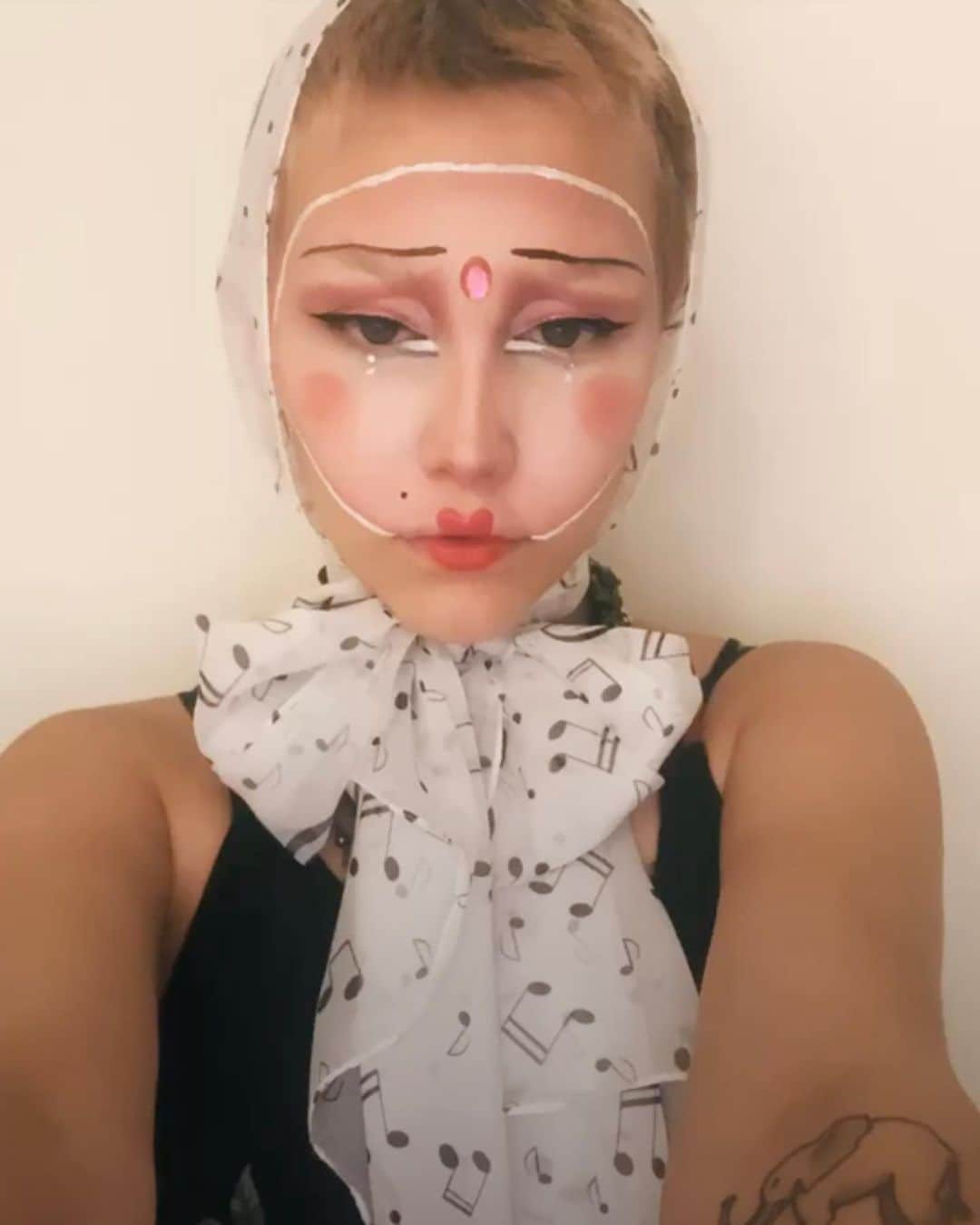 グレース・ヴァンダーウォールのインスタグラム：「sad clown vivez 2nite」