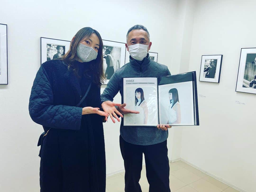 のインスタグラム：「先日、舞山秀一さんの写真展へ📷行ってまいりました...  男性モデルを被写体に、、というのは珍しいという舞山さん。 どのカットも様々なストーリーを連想させるような写真で、ずーっと見ていたくなる作品たち。 和紙にプリントされていて、モノクロのようだけれど紙によって色味風合いも違っていて素敵でしたし、、  やっぱり写真はいいなぁ。。  常にチャレンジし続ける舞山さんにまたまた刺激をいただきました！  倉庫を整理していたらデビュー当時に撮った私の写真が出てきたとの事で😆プレゼント〜と、持って来てくださいました❣️この大判サイズでプリントされているものは恐らく舞山さんしか持っていないかも？！ レア✨✨✨  かれこれ２１年前、、、 めちゃ生意気な顔してるww」