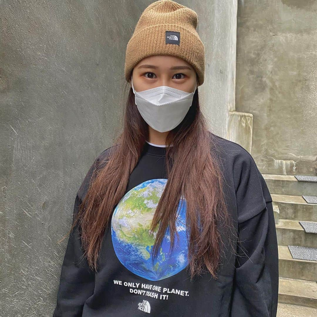 サ・ソルさんのインスタグラム写真 - (サ・ソルInstagram)「think earth sweatshirt   우리의 하나밖에 없는 지구를 지키자는 메세지를 지닌 노스페이스 신상 맨투맨 ♻️   나도 일상생활에서도 소소하게 할수있는 일회용품 줄이기 실천하기로!!   #지구맨투맨#맨투맨티#플라스틱병옷이되다#에코 #노스페이스 #thenorthface」1月25日 10時51分 - sasol_climber