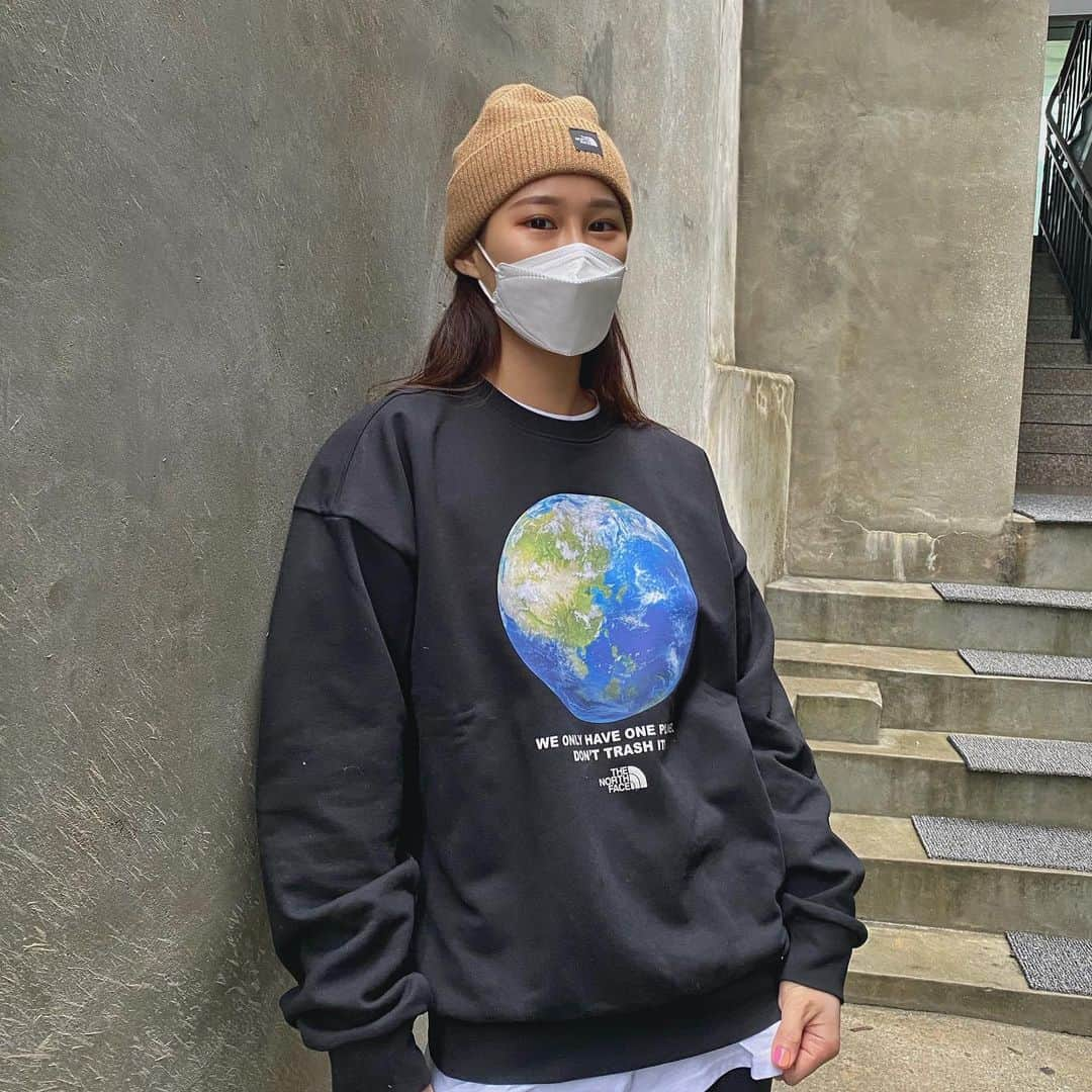 サ・ソルのインスタグラム：「think earth sweatshirt   우리의 하나밖에 없는 지구를 지키자는 메세지를 지닌 노스페이스 신상 맨투맨 ♻️   나도 일상생활에서도 소소하게 할수있는 일회용품 줄이기 실천하기로!!   #지구맨투맨#맨투맨티#플라스틱병옷이되다#에코 #노스페이스 #thenorthface」