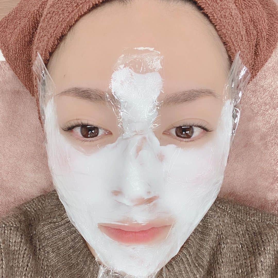 仁科仁美のインスタグラム：「お肌の悩みは次から次へと出てくるもの💦そして、美容も次から次へと出てくる♡  これはポテンツァという毛穴とかニキビ痕に特化した施術♬ 麻酔クリームを塗りたくって…しばし待ち→いざっ！！針をプスプスと刺してコラーゲンを入れ込む事により肌にハリなどが生まれて、毛穴が目立たなくなる♡そしてーーーダウンタイムがないのがこちらポイントです！！！  詳しいや悩みは、専門の方に相談が1番です！！ （※説明が下手ですいません。。。笑）  是非気になる方はクリニックに問い合わせをしてみてください♬  @omotesando_medical_clinic   #表参道メディカルクリニック　#potenza #ポテンツァ」