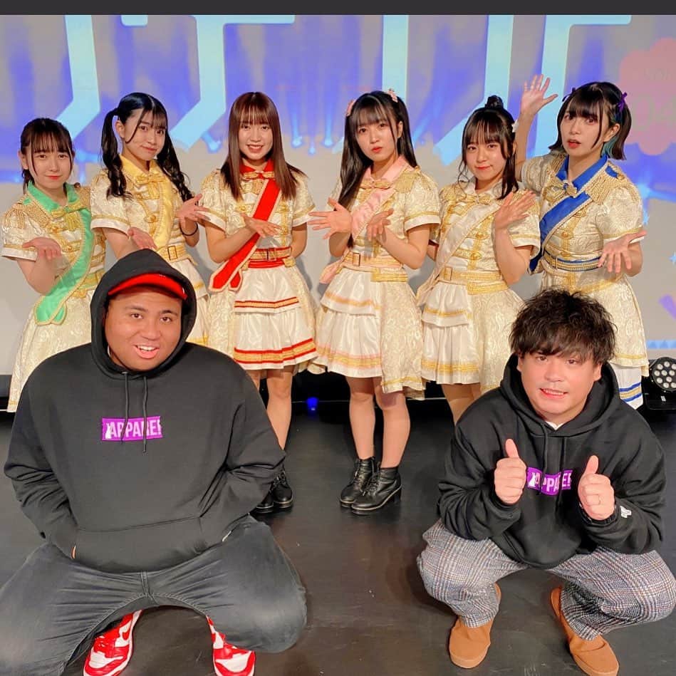 アントニーのインスタグラム：「Appare！てアイドルの子達のイベントのMCをよくやらせてもらっているよ！この子達可愛いし面白いので要チェックです😎  #appare #fr2 #この子達といると自分が大巨人に感じる。。」