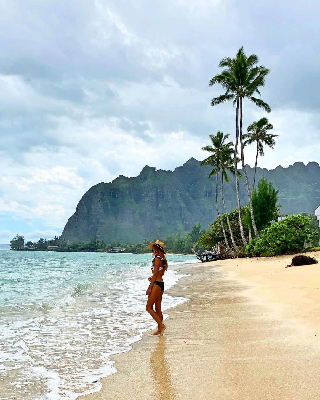 のインスタグラム：「🤍⛰🤍⛰🤍 ・ 空が真っ白でお天気が悪かったこの日。 天気が悪くてもHawaiiでは全力であそぶ！笑 曇りの景色も雰囲気出てとってもすき。 地元の方が撮ってくれた お気に入りの1枚🥰🤍 ・ #hawaii#islandofoahu#oahu#ハワイ#trip #オアフ島#travel#loco_hawaii#travel_jp #funtorip#タビジョ#旅MUSE#genic_travel #genic_mag#たびねす#旅行#genic_hawaii #tabijyomap_hawaii#lealeahawaii#beach #oahuhawaii#2021」