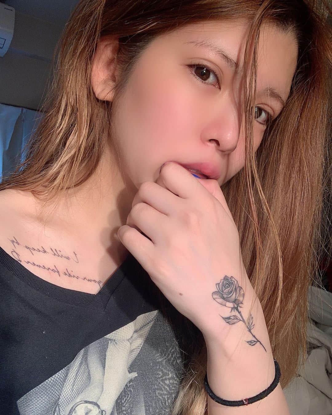 坂口杏里のインスタグラム：「てか中絶で人殺し扱いかー なかなかだね。  １０月監禁事件  思い出してよ  じゃあ君たちなら誰の子 かわならない子産める？  子供大好きだから育てようって覚悟もあったよ  でもね、現実考えたら 自分の生活で 働かなきゃいけない  私に誹謗中傷、人殺し扱いしても、自分と向き合って考えて  産みたいけど、無理なもんは無理 ってわかったの  前向きなDMも人殺し扱い同様たくさんきます。ありがとうございます。励みになります。  監禁レイプ 笑いながらぶん殴られたり 肋骨折したり  もう勘弁して✋ 人の痛みや苦しみ苦悩  わからない方々に なんにも言われる筋合いありません。 自分が１０月の監禁されてみたらわかるよ  こんなゲスい事書きたくないし言いたくないけど 私にそんだけ言うなら同じこと同じ思いしてみな  並大抵な気持ちでいれないから」