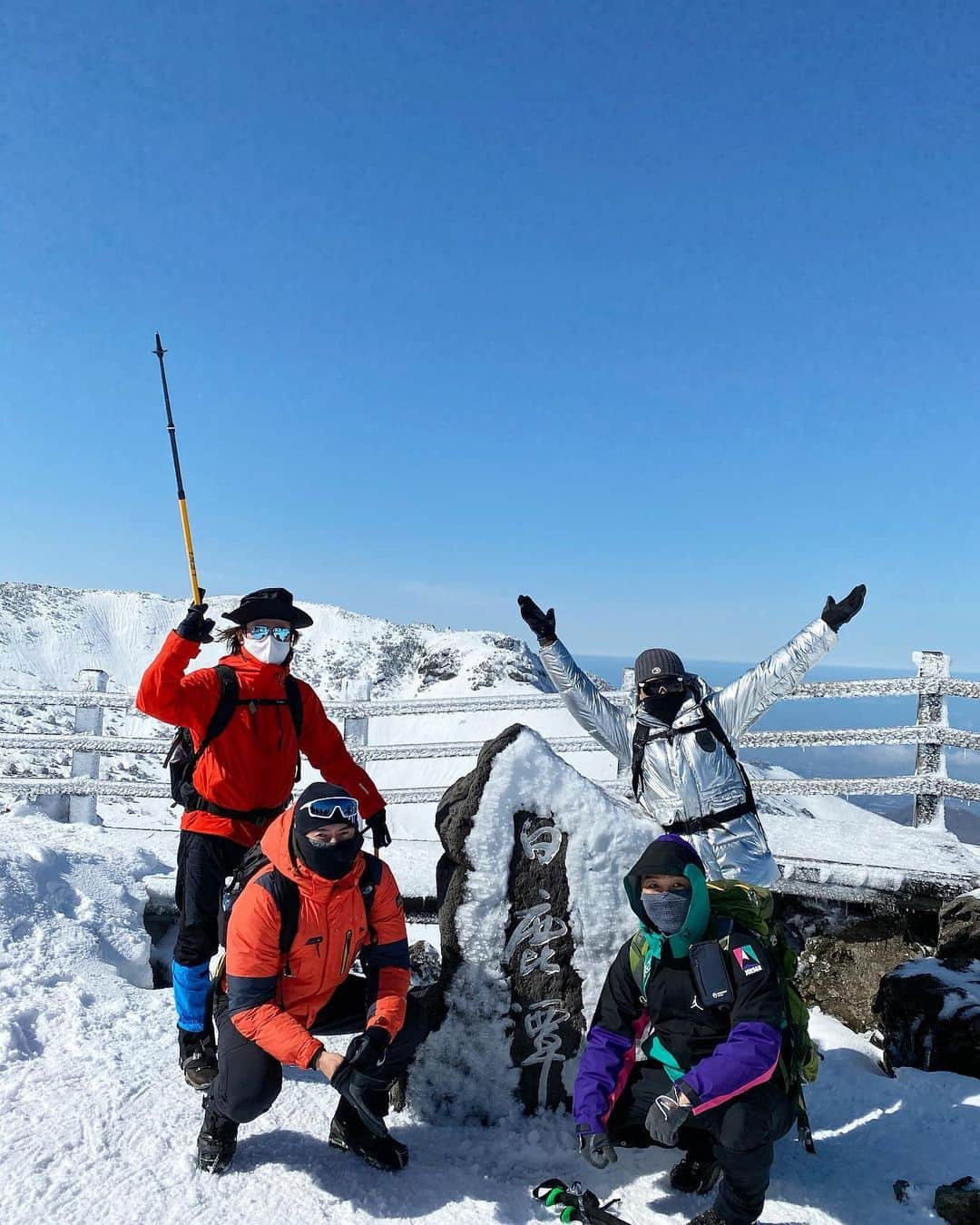 チョ・ドンヒョクさんのインスタグラム写真 - (チョ・ドンヒョクInstagram)「2021년 1월 24일  #제주도 #한라산 #두번째 #백록담 #겨울산 #설산 #성판악   왕복 20키로 😭  다리 질질.... 모노레일 탈뻔 휴~~!! 😎」1月25日 10時47分 - im_chodonghyuk_