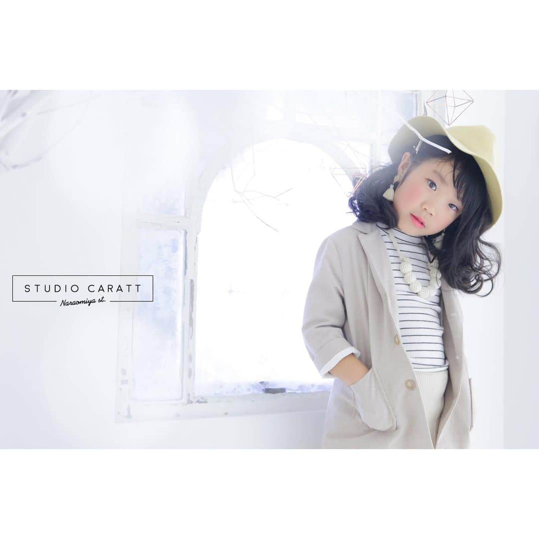 スタジオキャラット奈良大宮通り店のインスタグラム：「⇨ #kids_japan_ootd ☺︎♩*＊ . . カジュアル衣装人気です☆ . . . .  #スタジオキャラット奈良大宮通り店 #奈良フォトスタジオ #カメラ#スタジオ#ベビーフォト#キッズフォト#キッズスタジオ#七五三#100日祝い#お宮参りフォト #マタニティ #成人式 #753#photostudio#camera#photographer #l4l#キッズコーデ#スタジオキャラット#フォトスタジオ#写真館#奈良#奈良フォトスタジオ #写真好きな人と繋がりたい#ファインダー越しの私の世界#キッズファッション#カジュアルフォト#おしゃれフォト#自然光撮影 #自然光スタジオ」