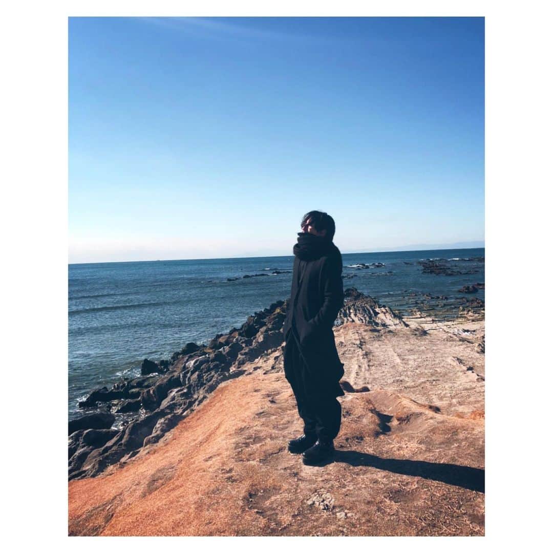 ロビンのインスタグラム：「今日も楽しむぞー  写真はちょっと前の撮影の時 久しぶりに海を見れました。 しかしなかなか寒かったなぁ  #robinfuruya #古屋呂敏」