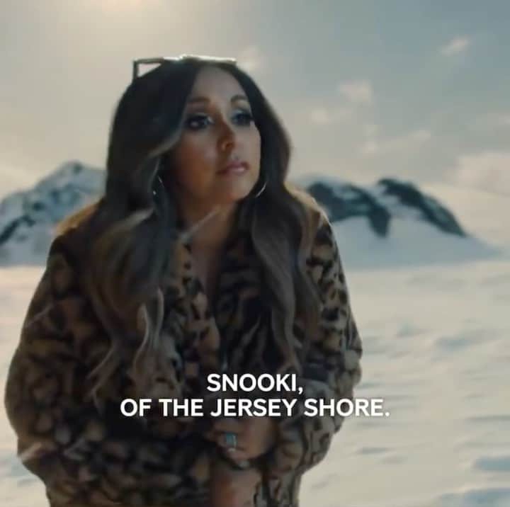 ニコール・ ポリッツィのインスタグラム：「Where’s the peak?!!🏔 Start streaming with #ParamountPlus on March 4th! 🎉 💋 @paramountplus」