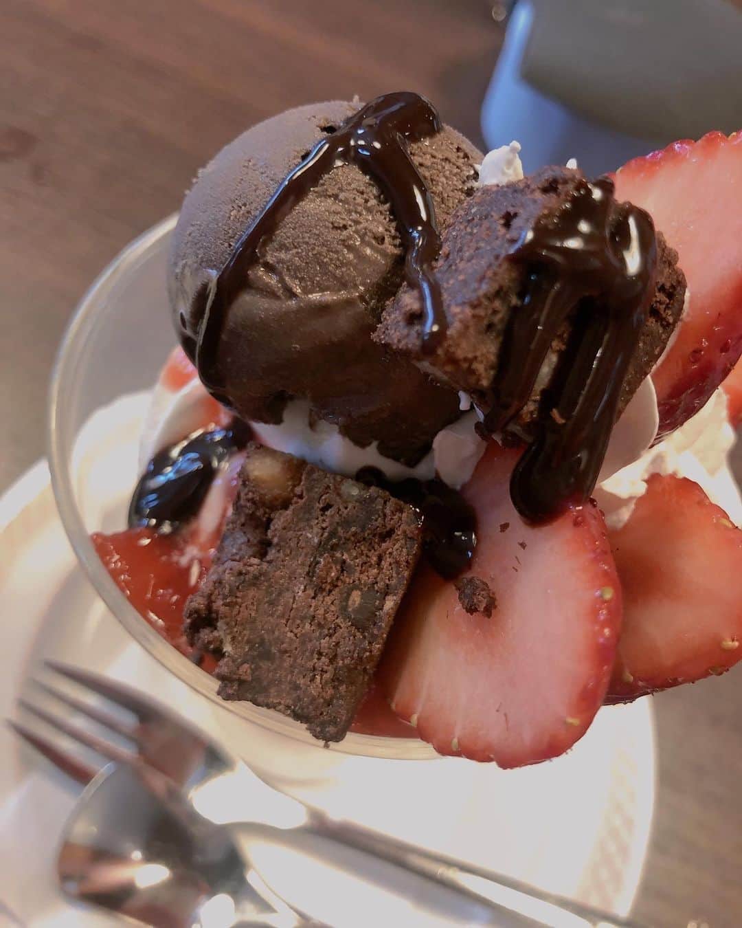 中野みやびのインスタグラム：「ぱふぇ！  #パフェ #ぱふぇ #parfait #美味しい #strawberry #苺 #いちごパフェ #アイス #ice #デザート #sweets #dessert #中野みやび #みやび」
