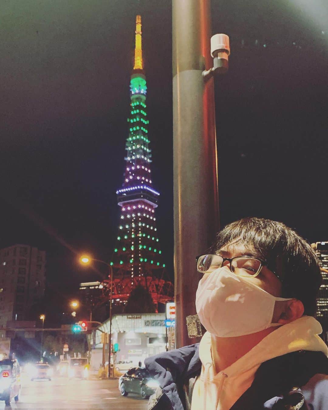 高野正成のインスタグラム：「少し前のうどんちゃん 東京タワー綺麗ね  #スタンダップコーギー #奥村うどん #東京タワー #カラフル」