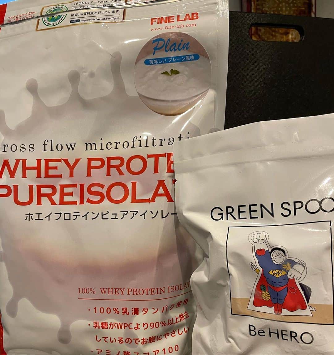 戸根千明のインスタグラム：「寝る前のスムージープロテイン😊  基本的に僕はしっかりと細かくタンパク質を取ります！！ これからはどのようなものを食べてるかなど食事も載せていけたらと思っています。 #ファインラボ #プロテインスムージー #トレーニング後」